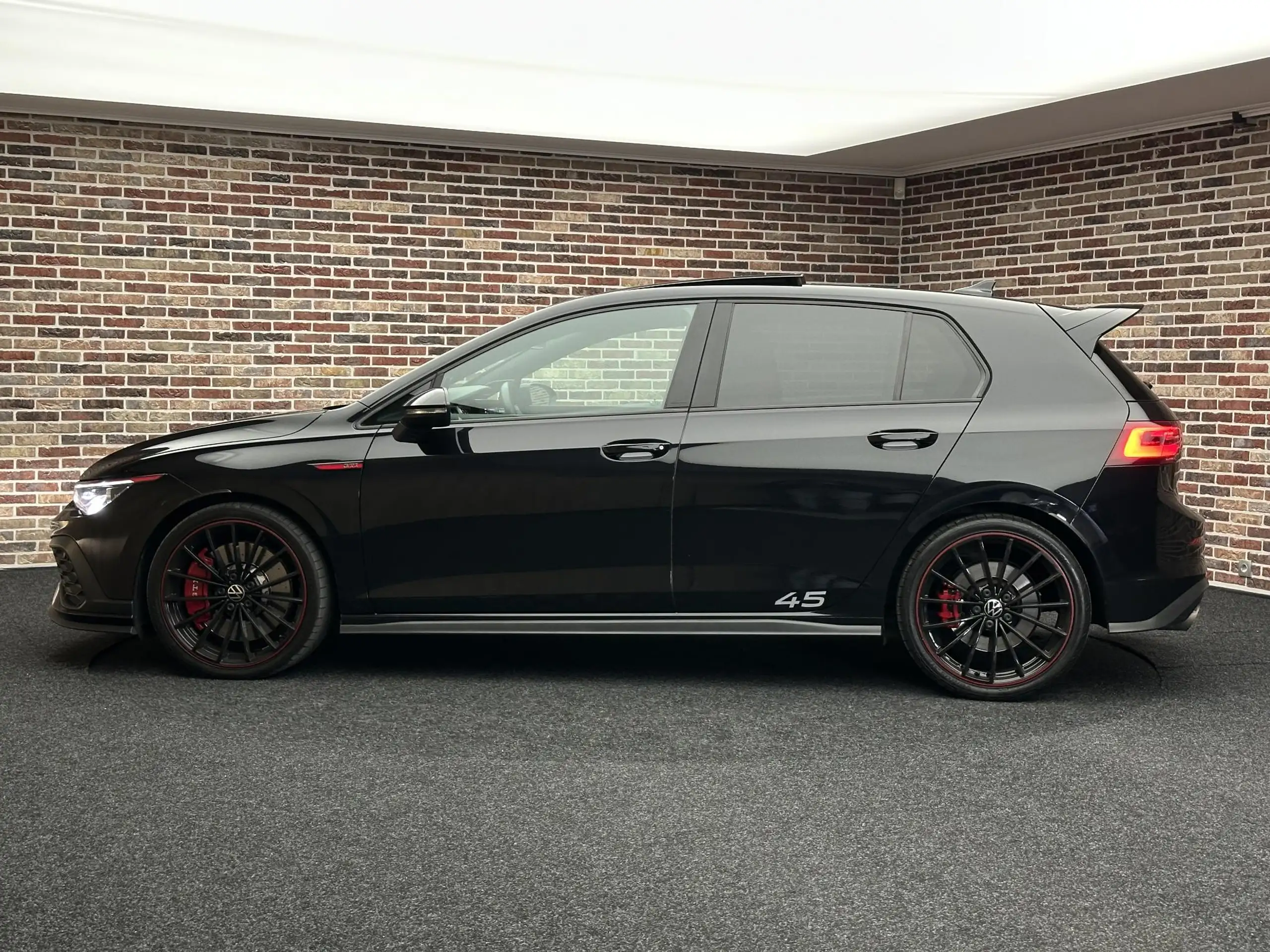 Volkswagen - Golf GTI