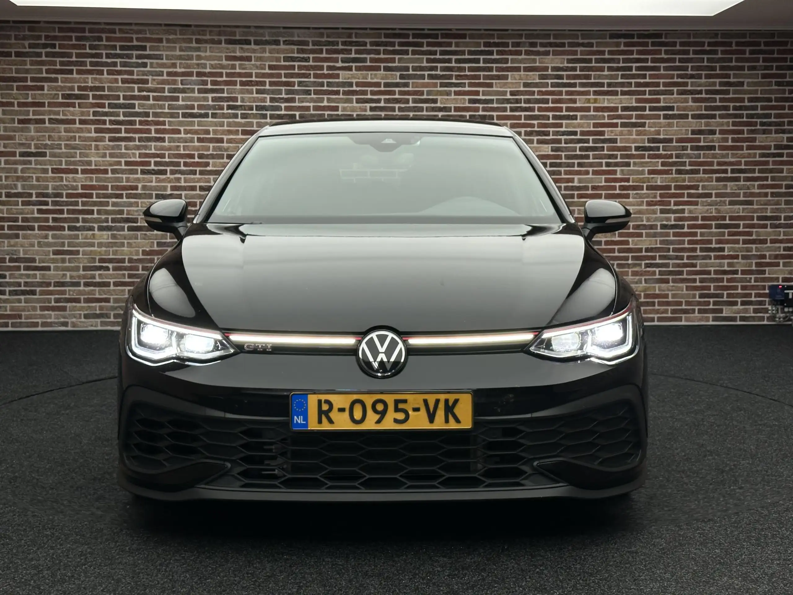 Volkswagen - Golf GTI