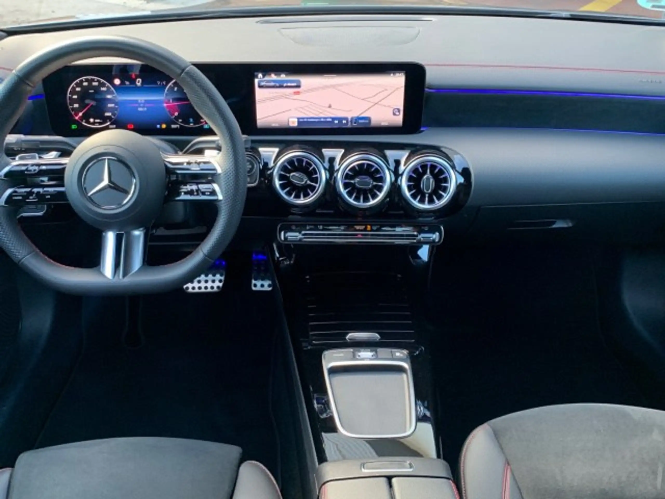 Mercedes-Benz - CLA 200