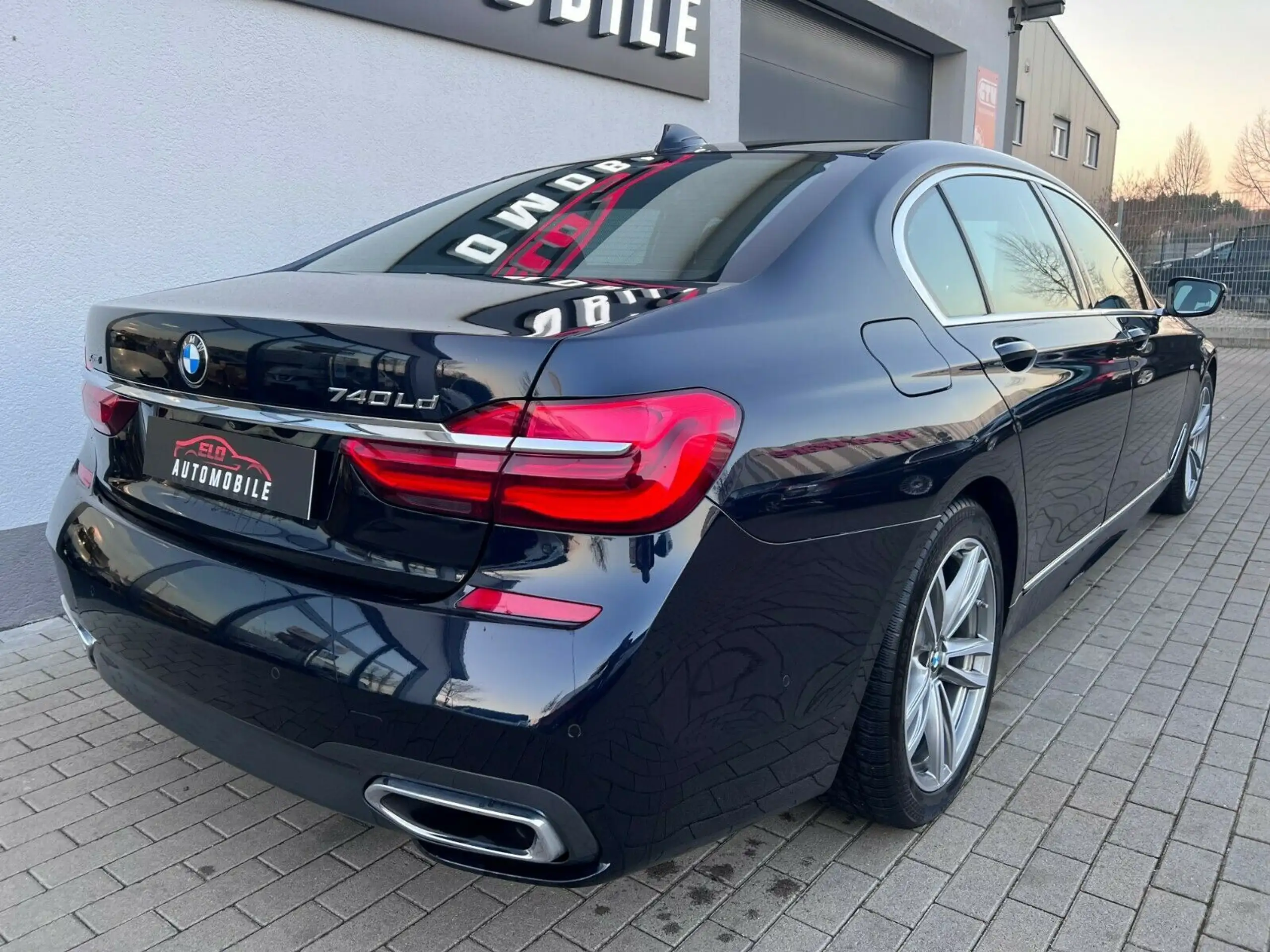 BMW - 740