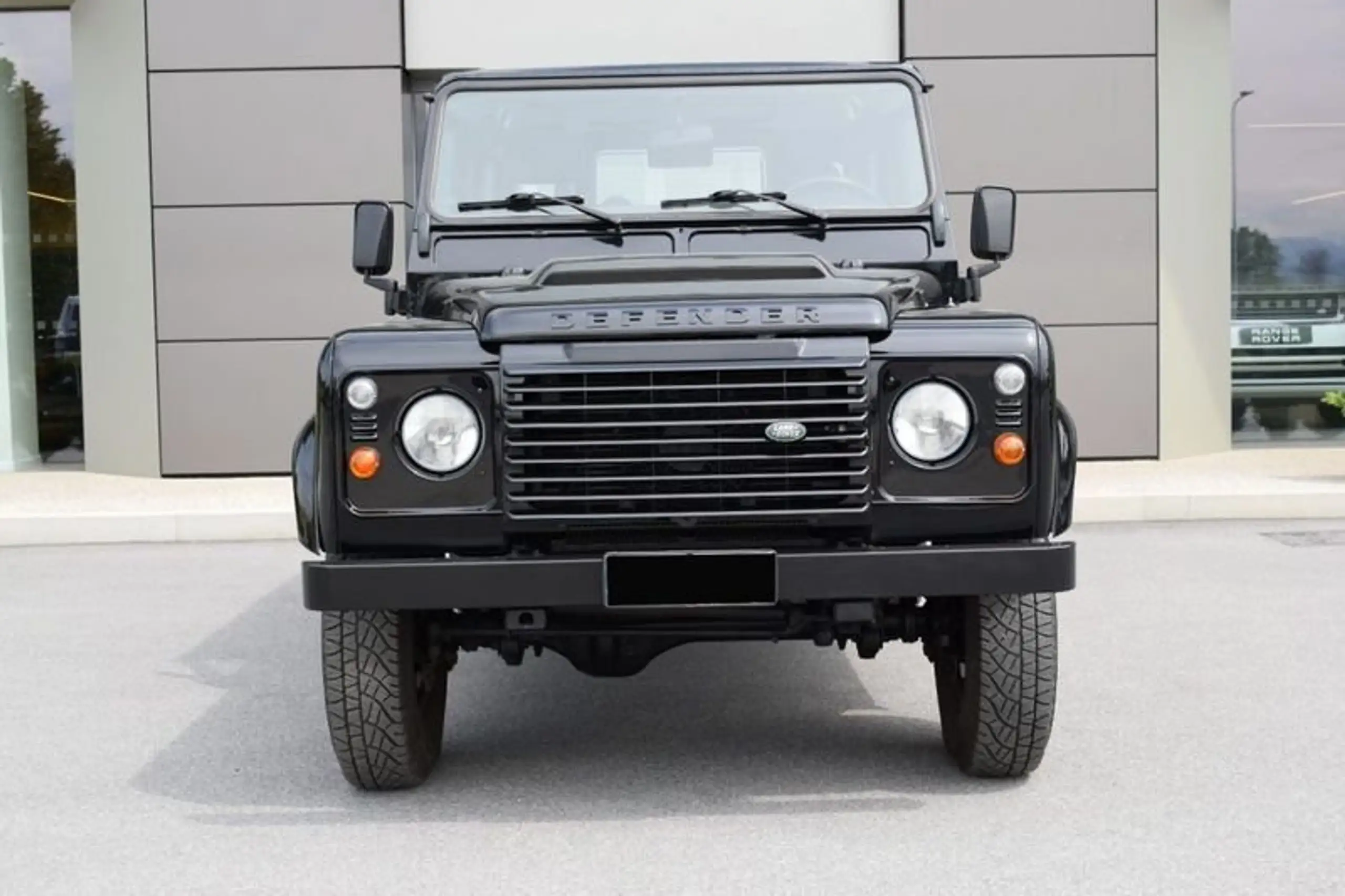 Land Rover - Defender