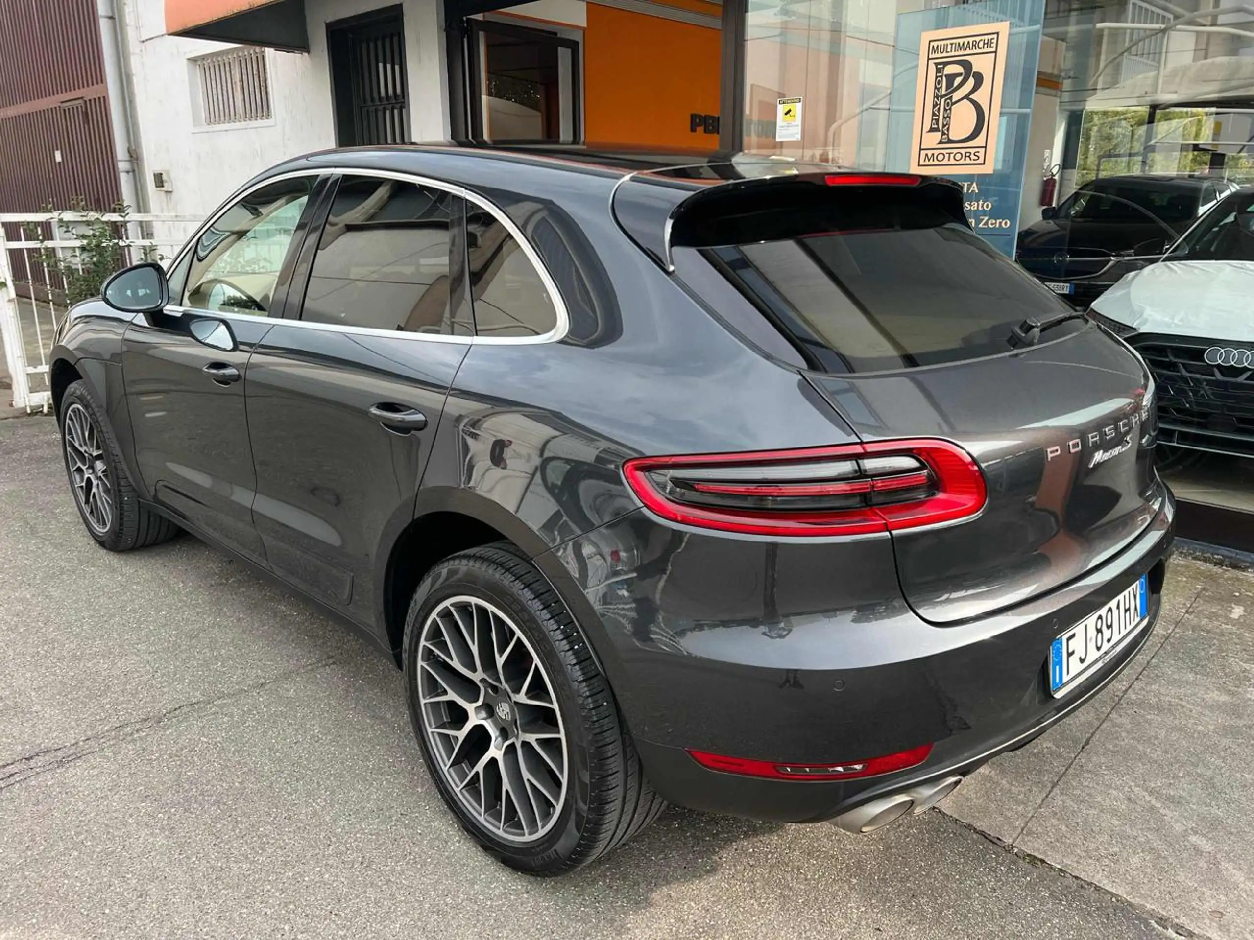 Porsche - Macan