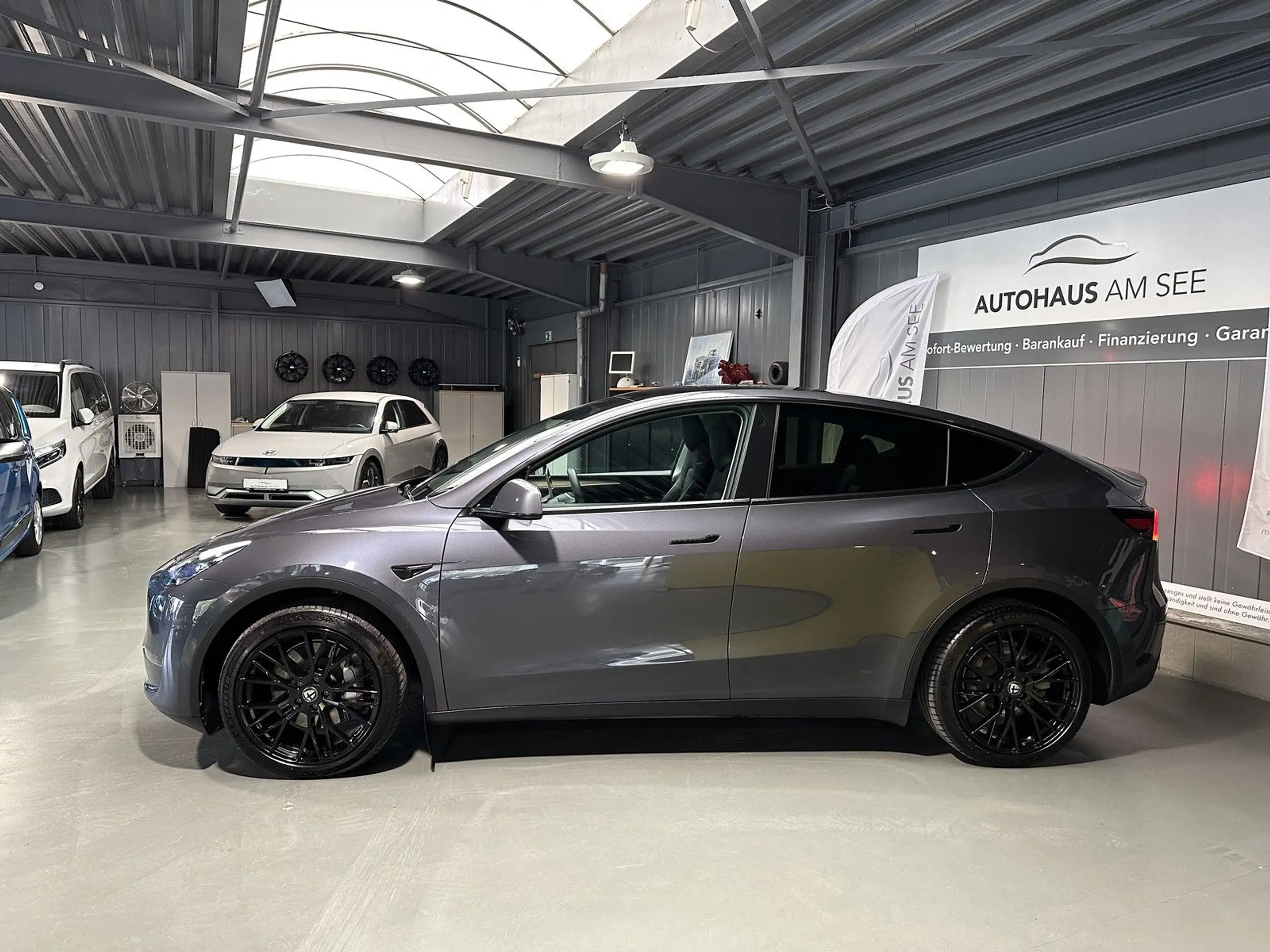 Tesla - Model Y