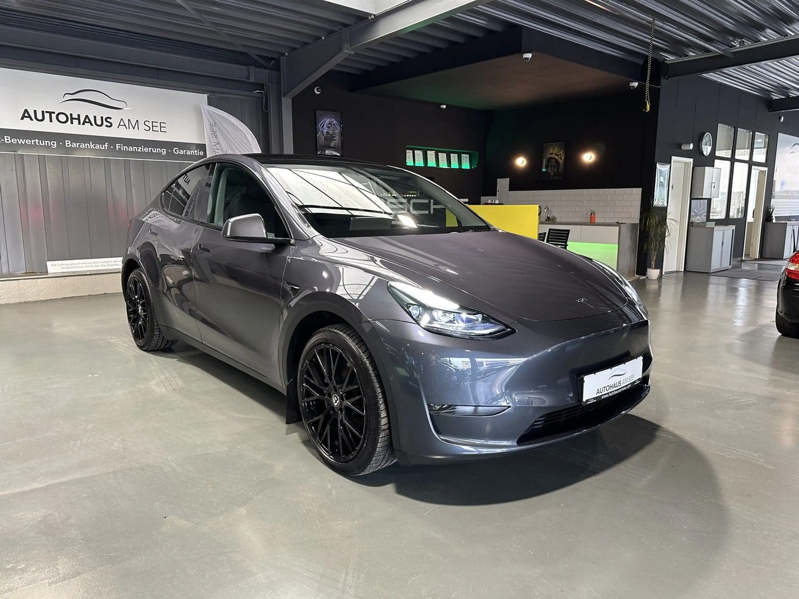 Tesla - Model Y