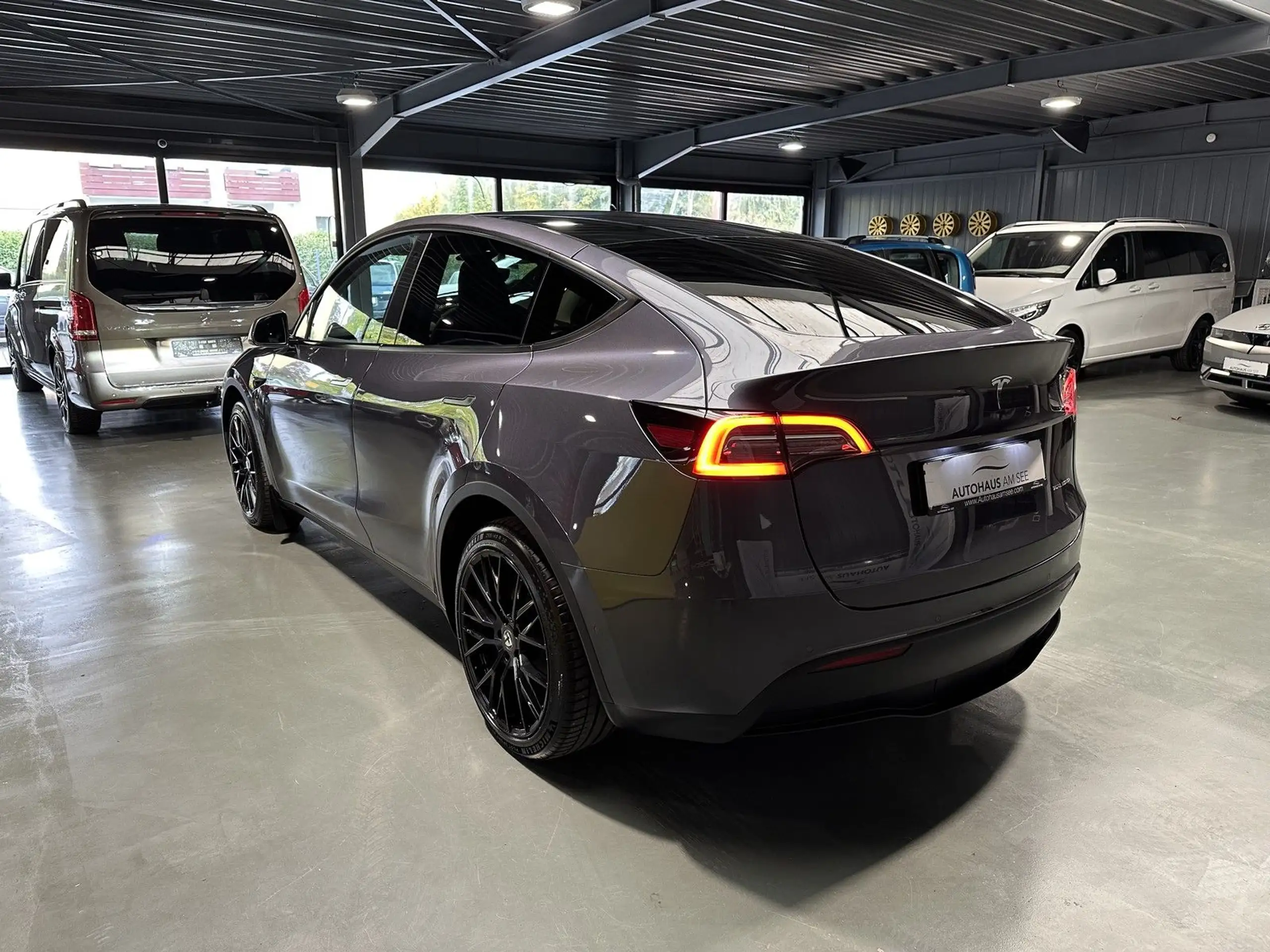 Tesla - Model Y