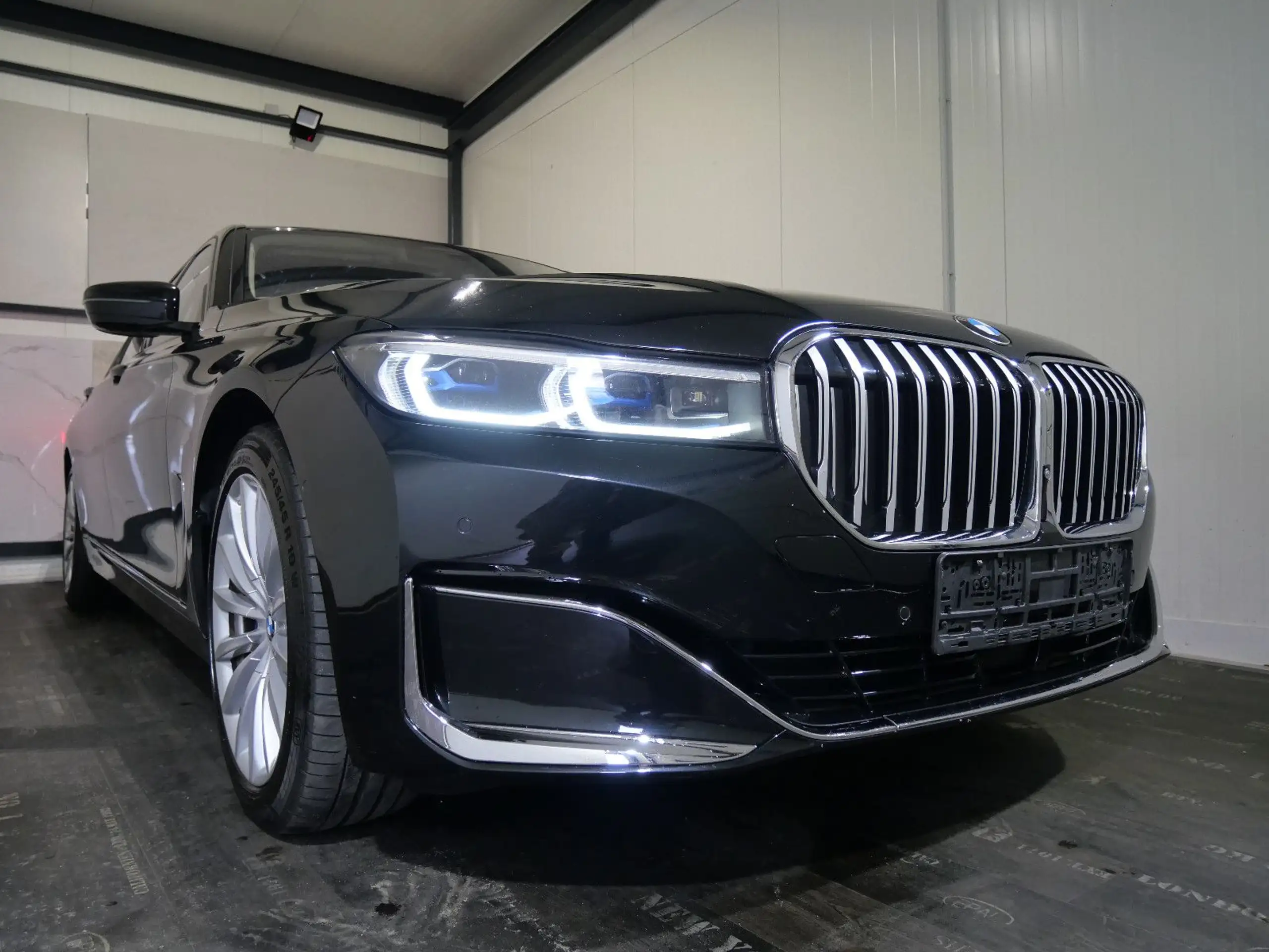 BMW - 730