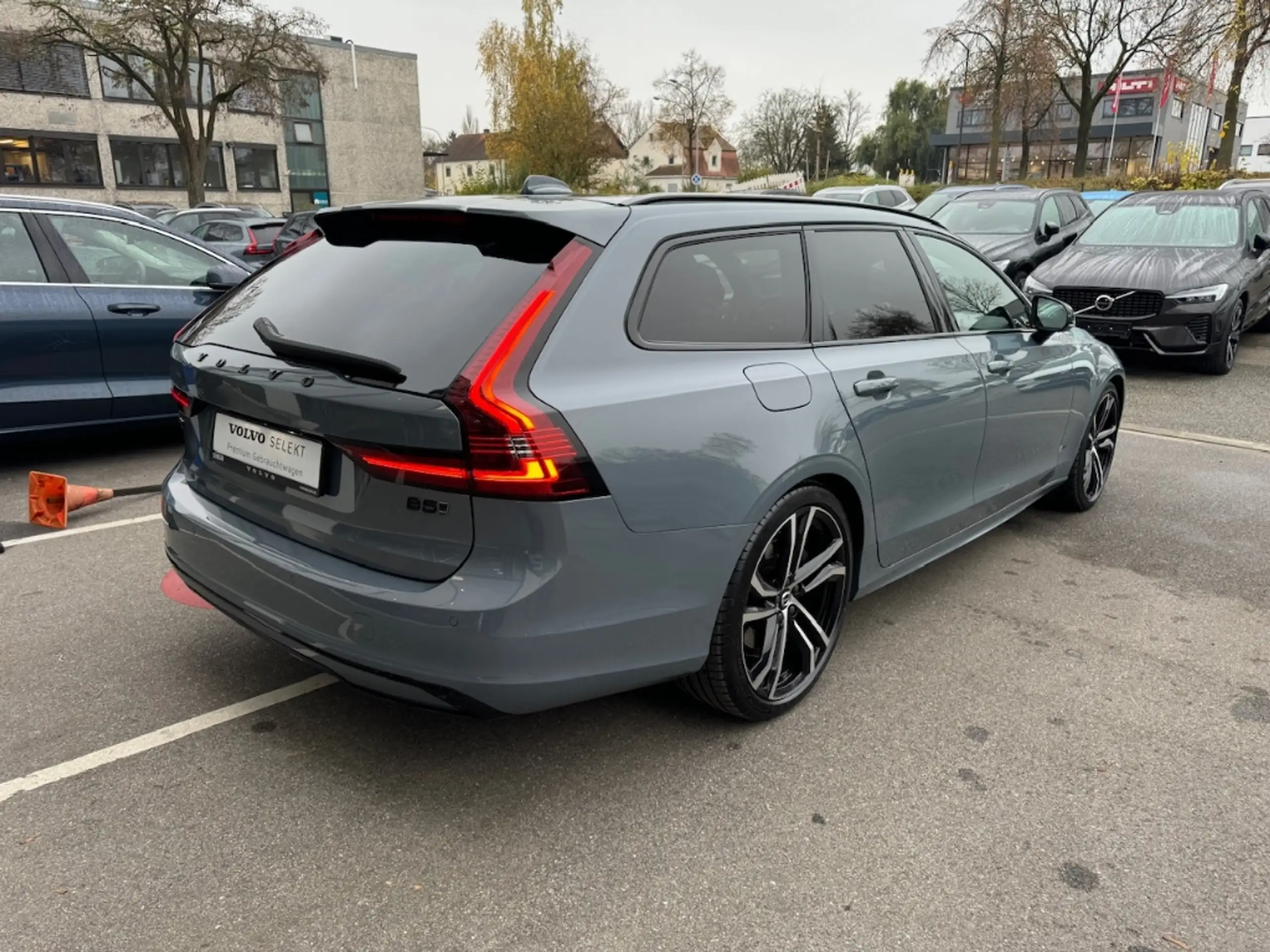 Volvo - V90