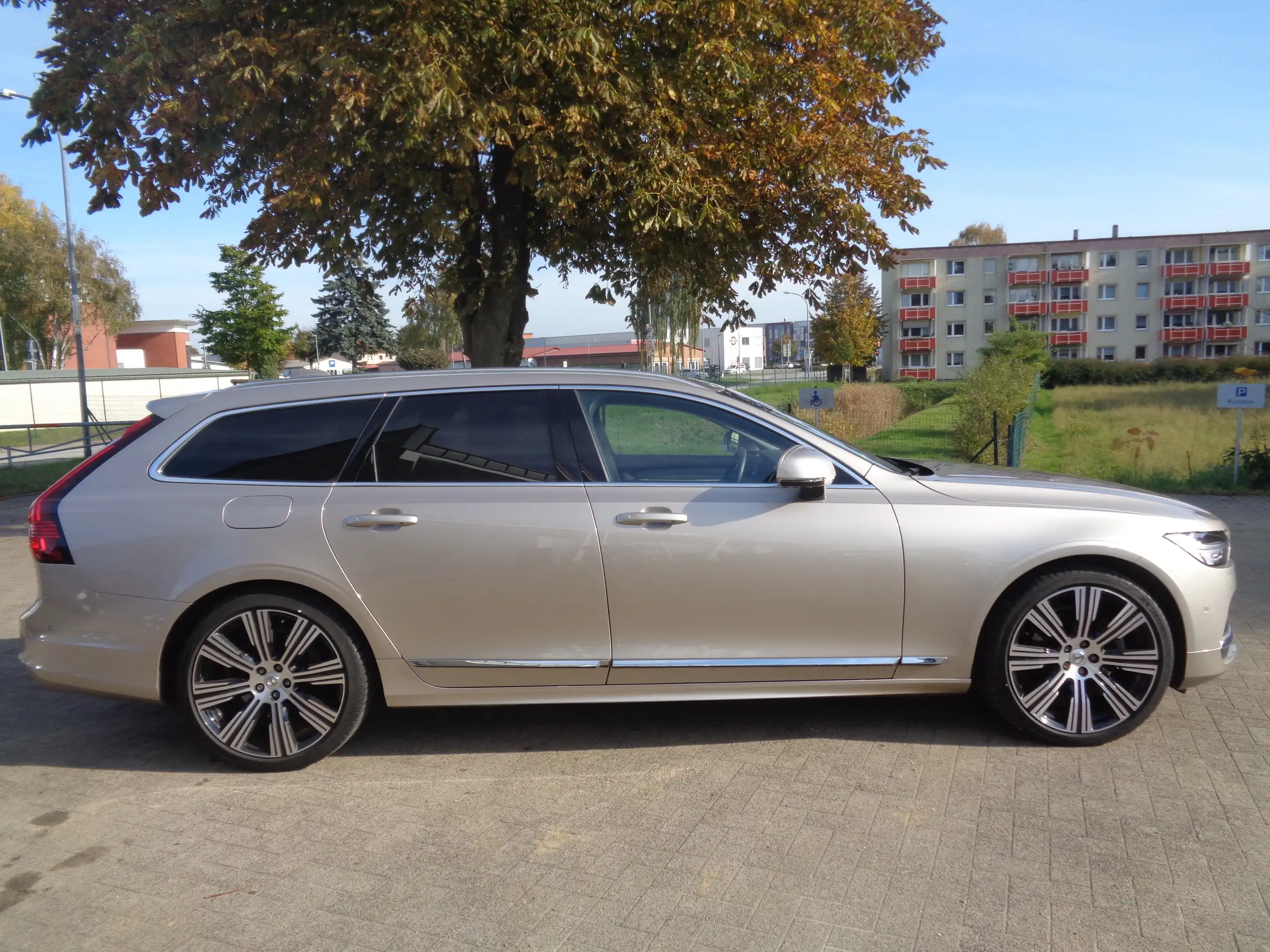 Volvo - V90