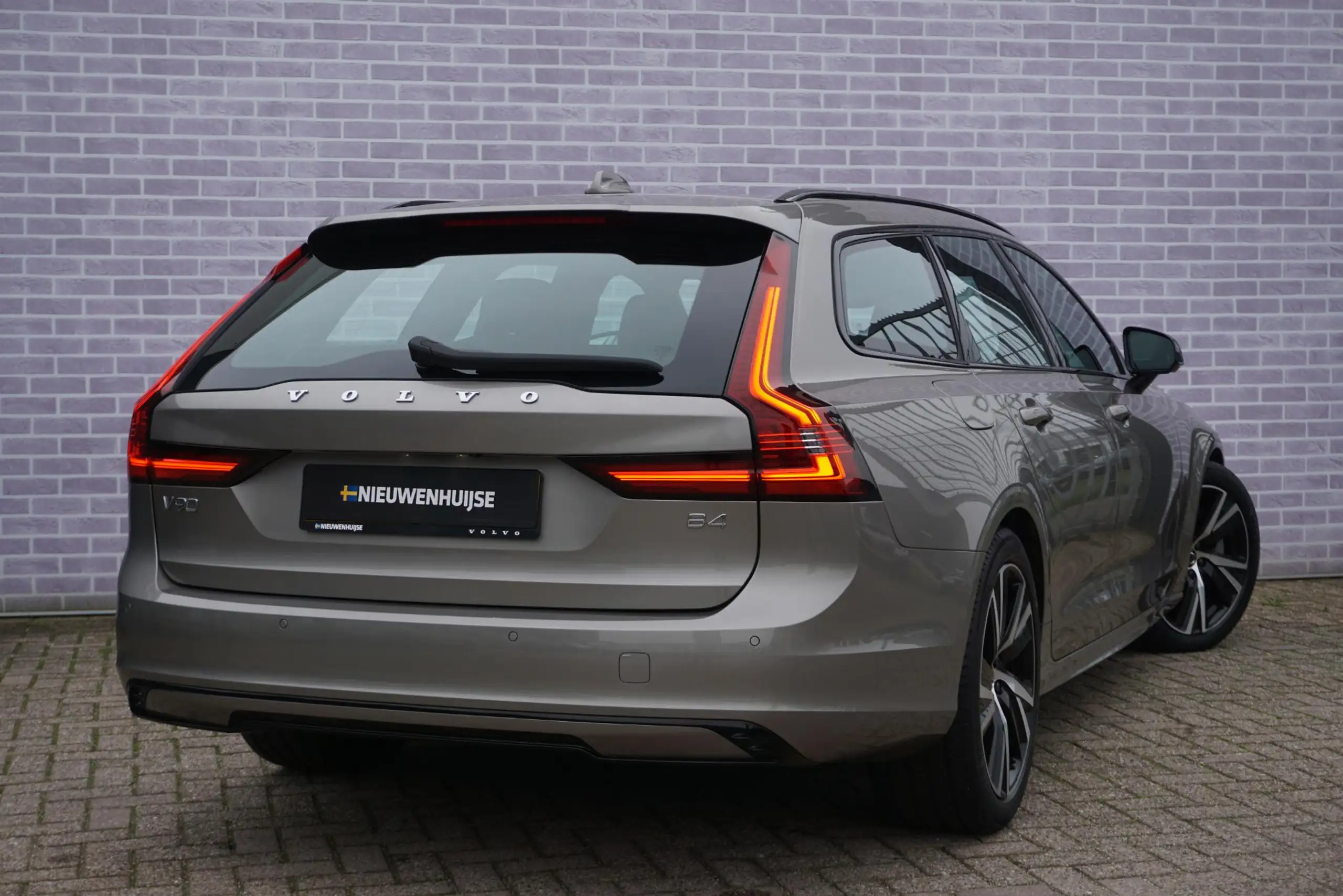 Volvo - V90