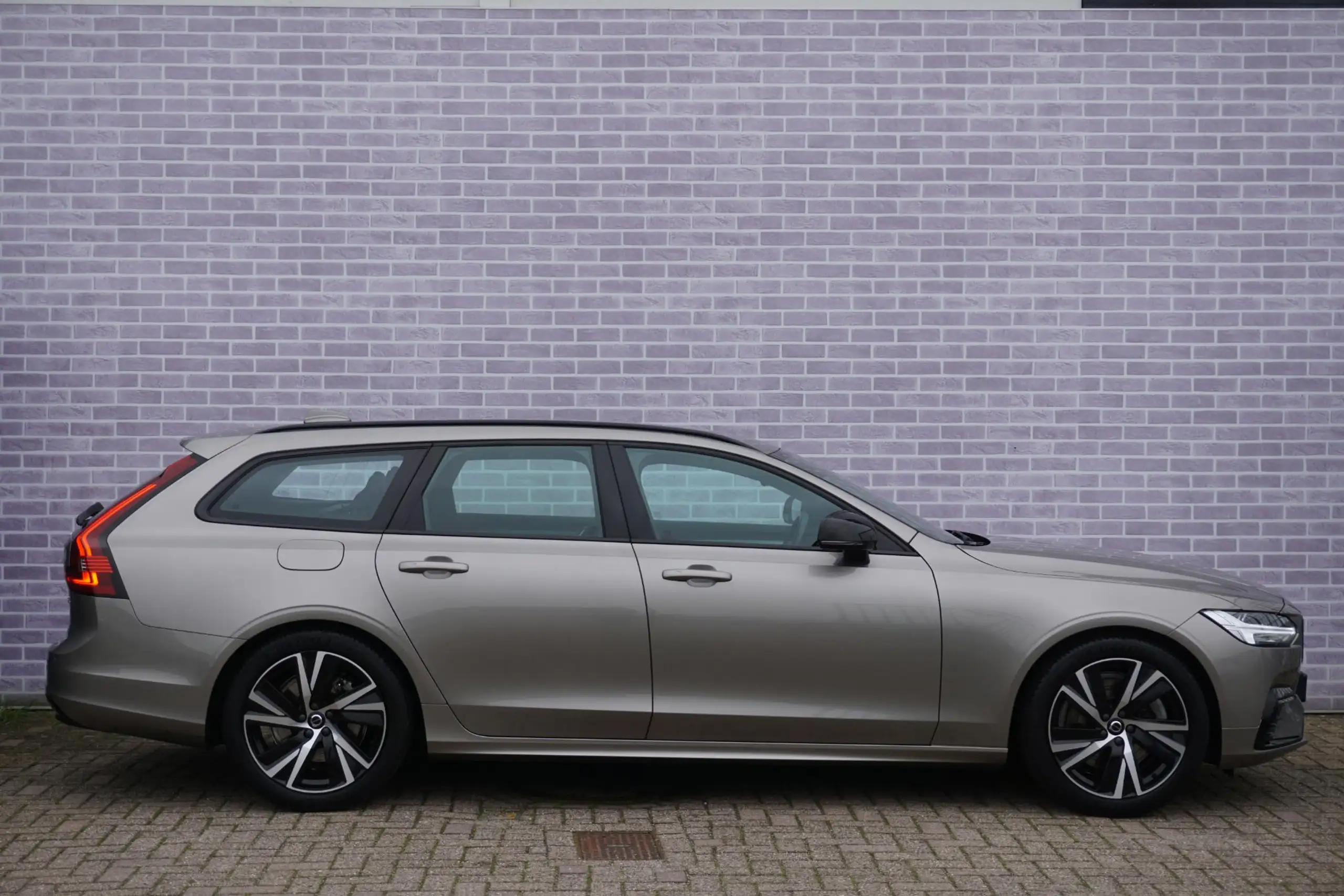 Volvo - V90