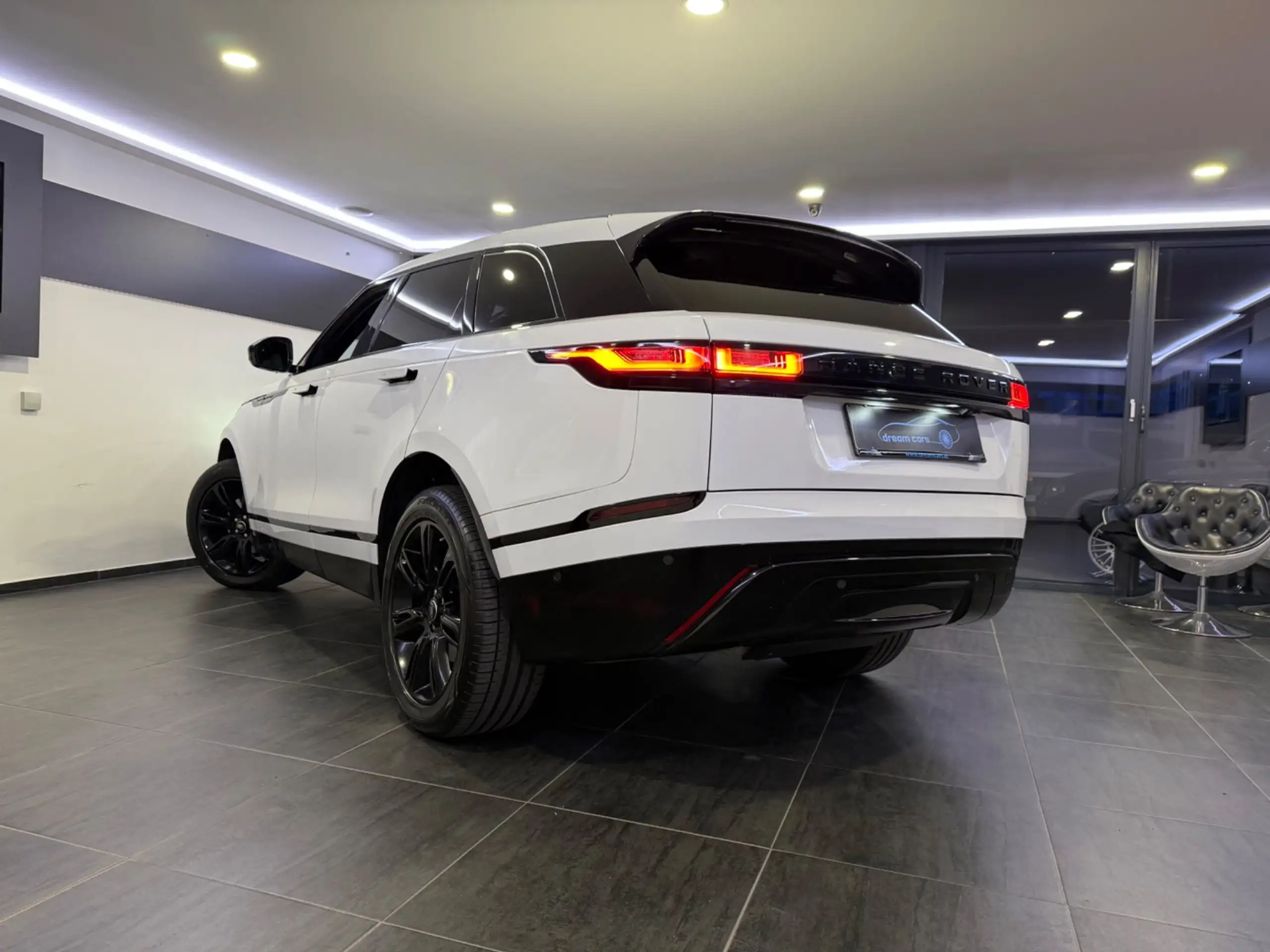 Land Rover - Range Rover Velar