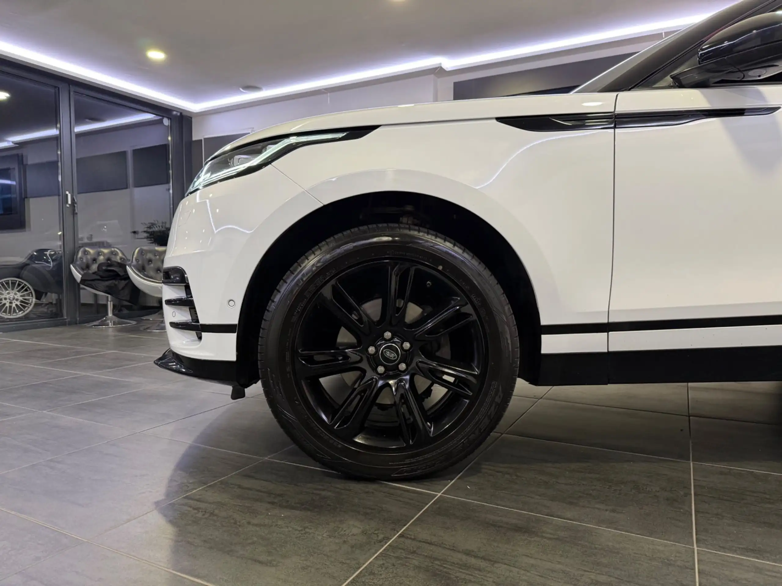 Land Rover - Range Rover Velar