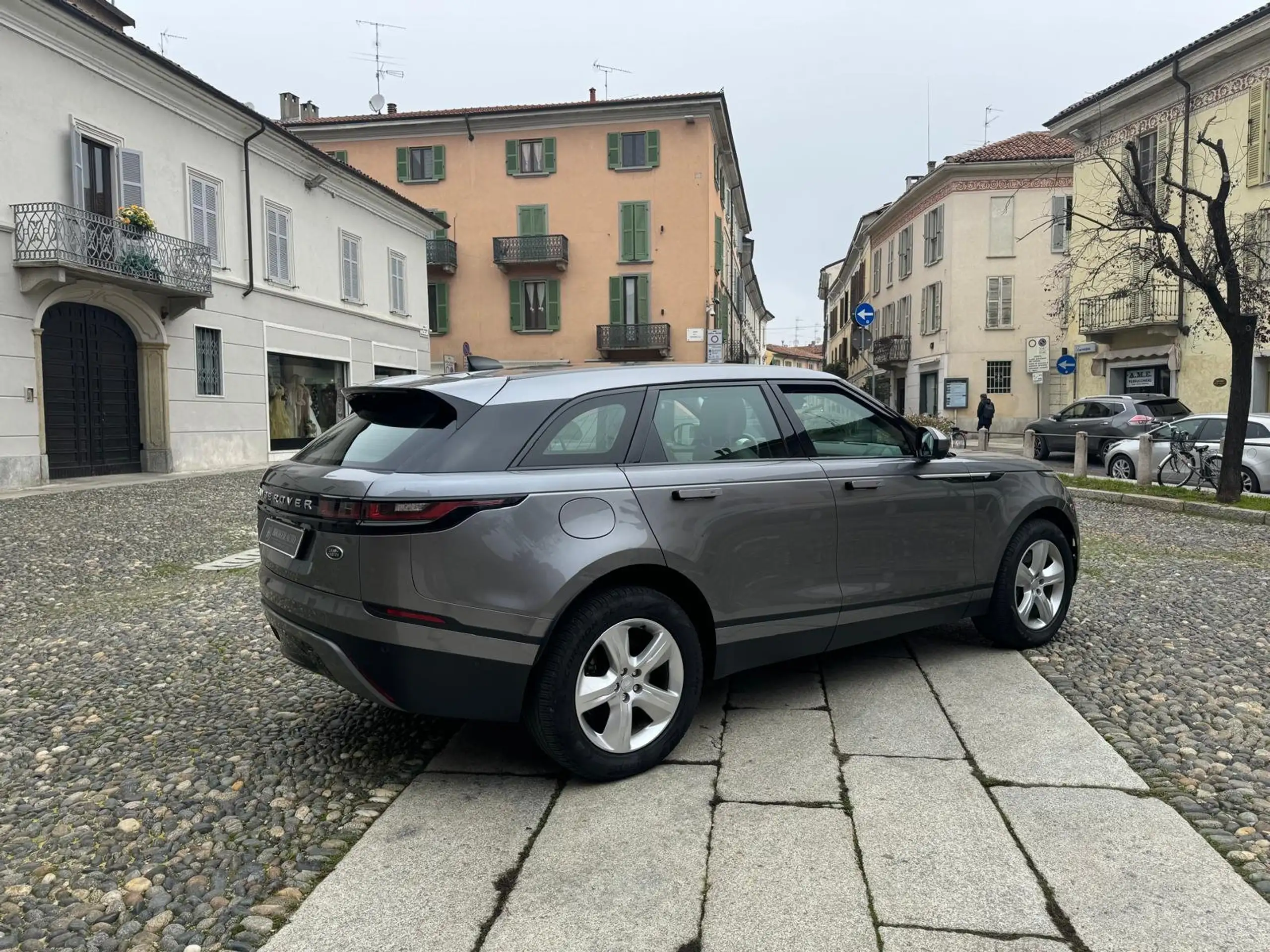 Land Rover - Range Rover Velar