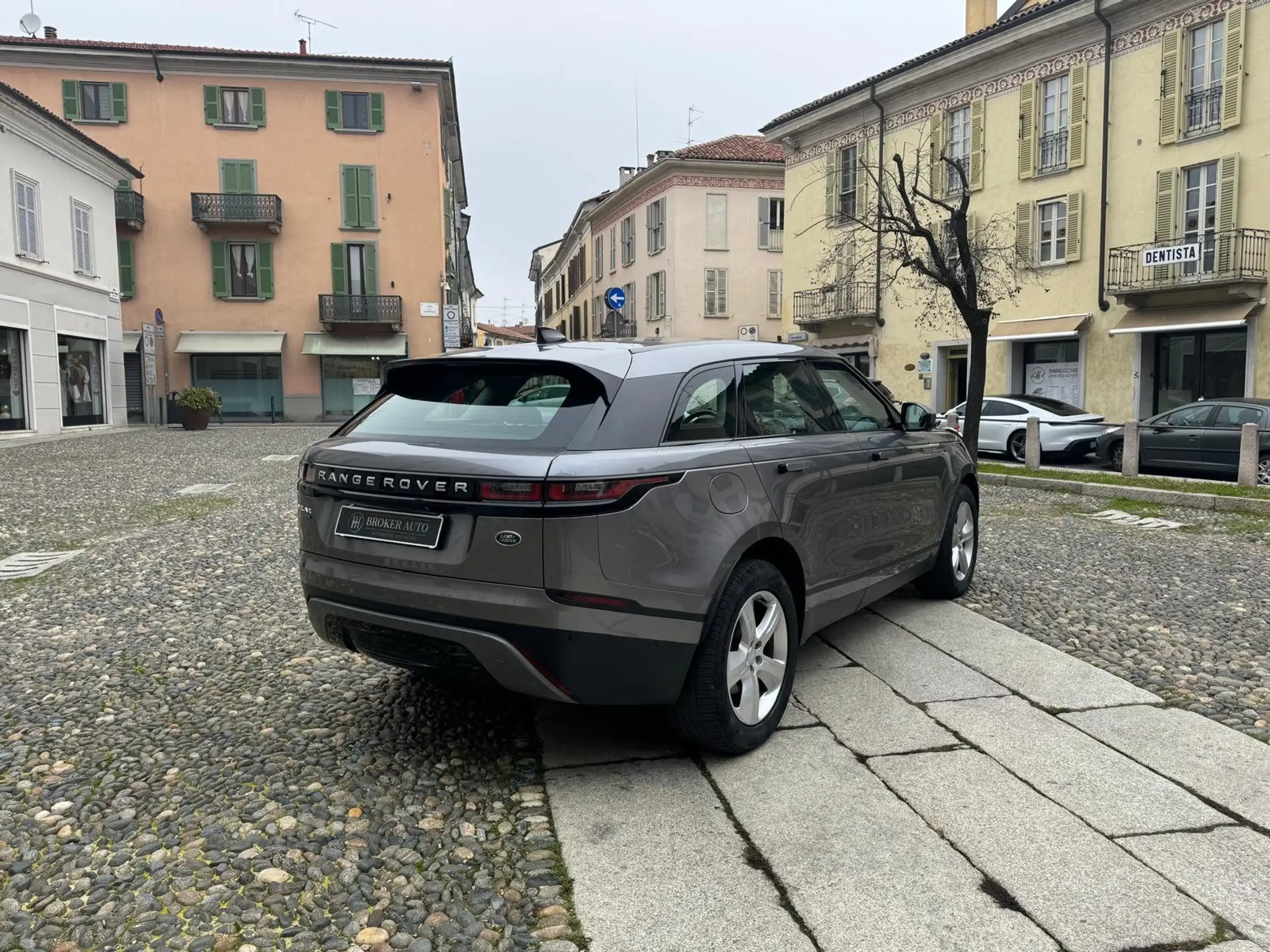 Land Rover - Range Rover Velar