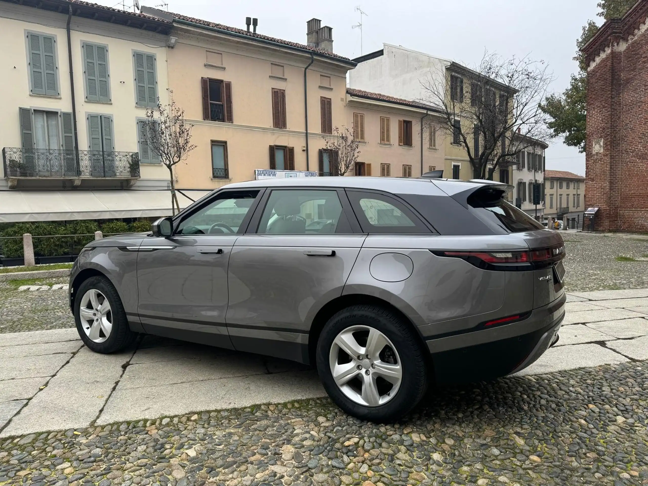 Land Rover - Range Rover Velar