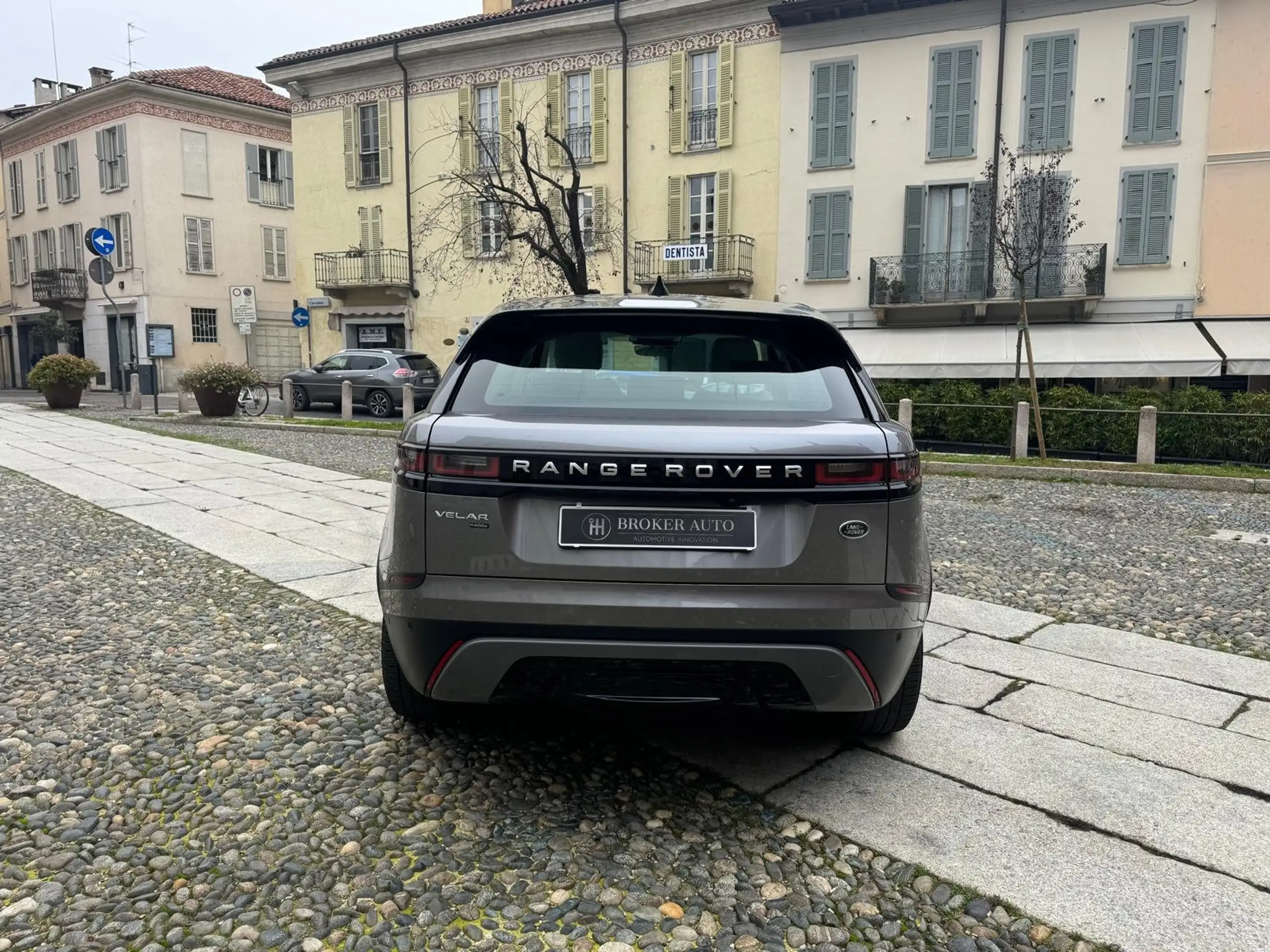 Land Rover - Range Rover Velar