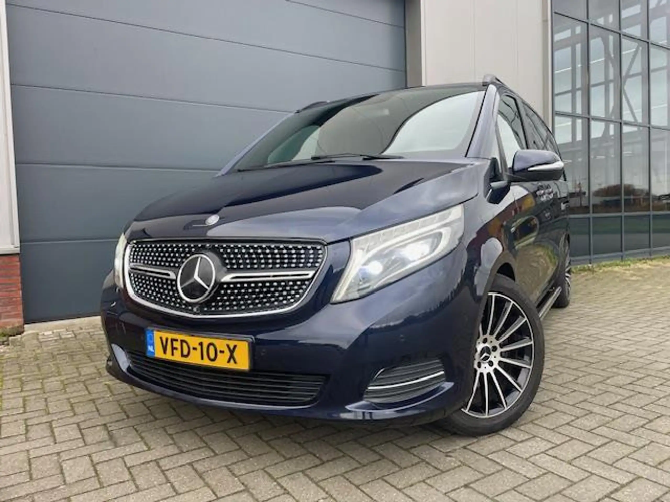 Mercedes-Benz - V 250