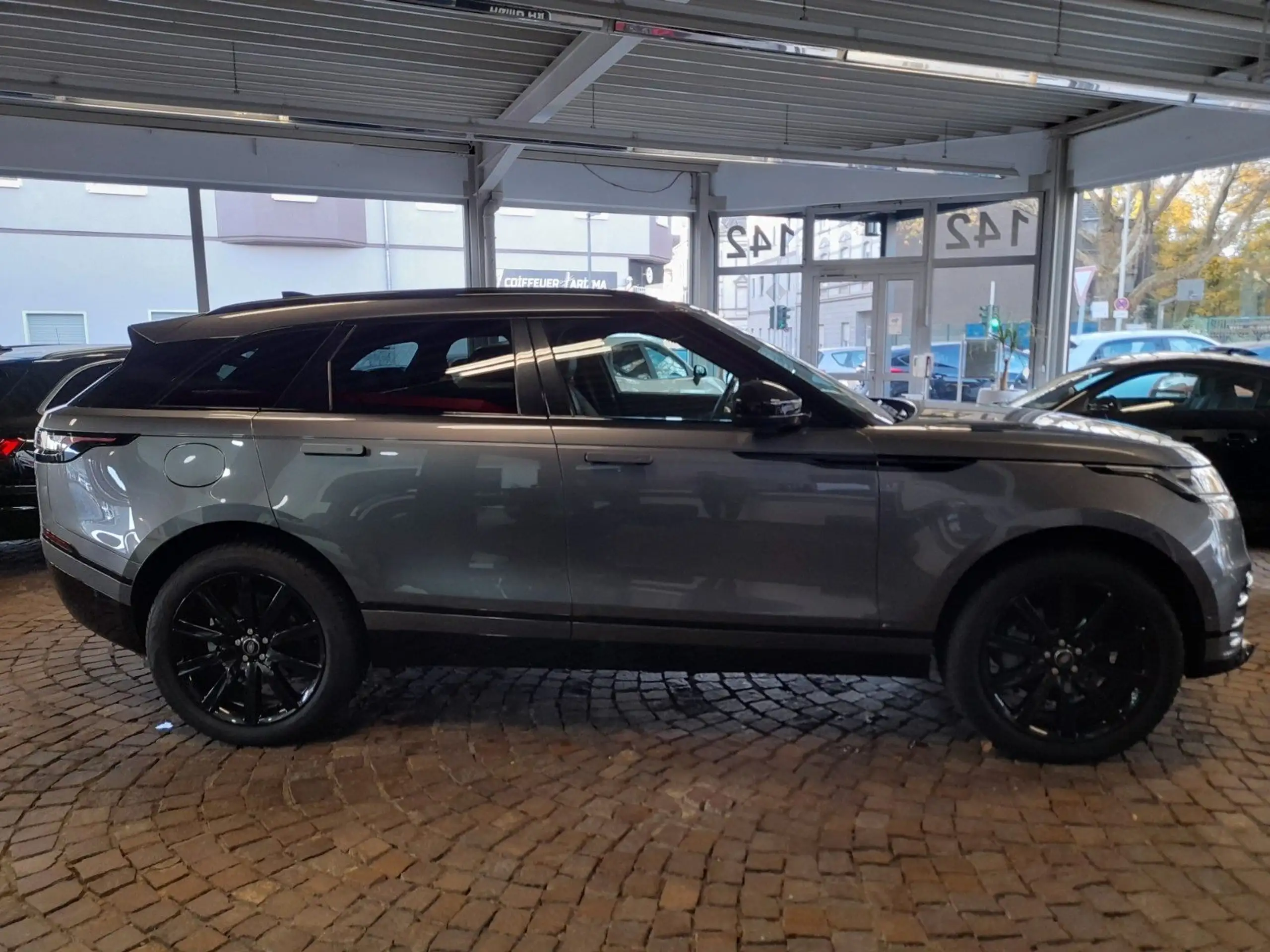 Land Rover - Range Rover Velar