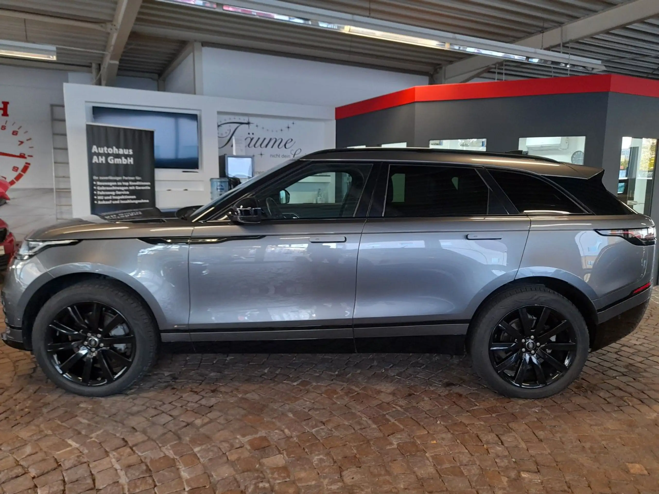 Land Rover - Range Rover Velar