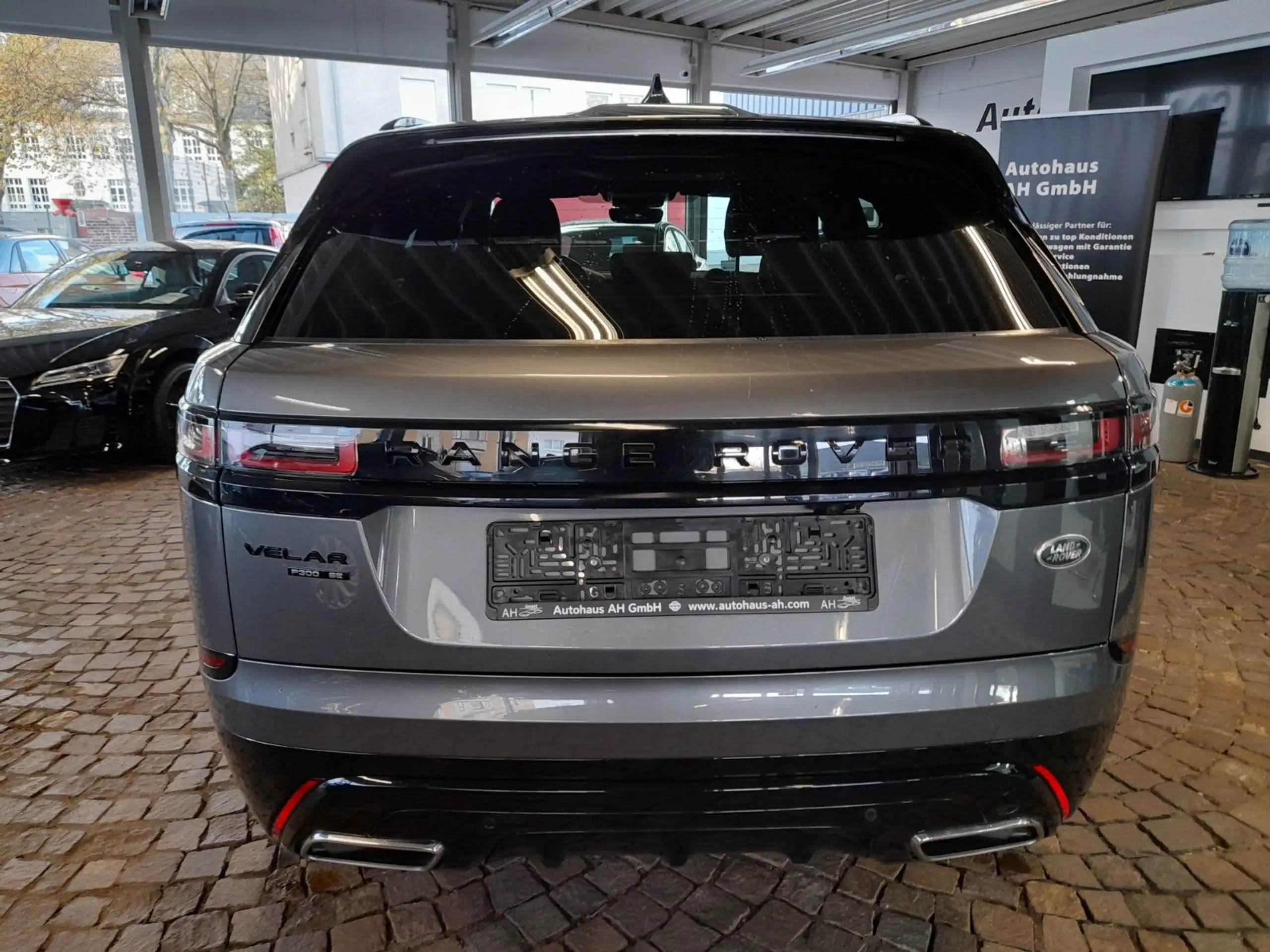 Land Rover - Range Rover Velar