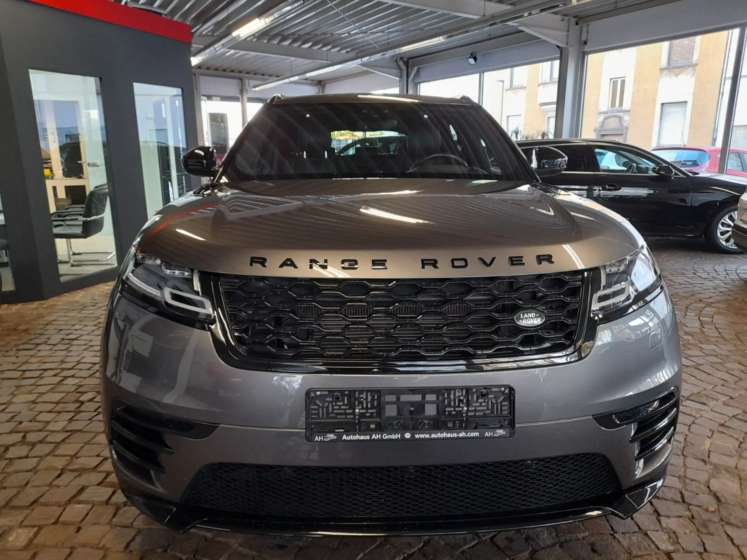 Land Rover - Range Rover Velar