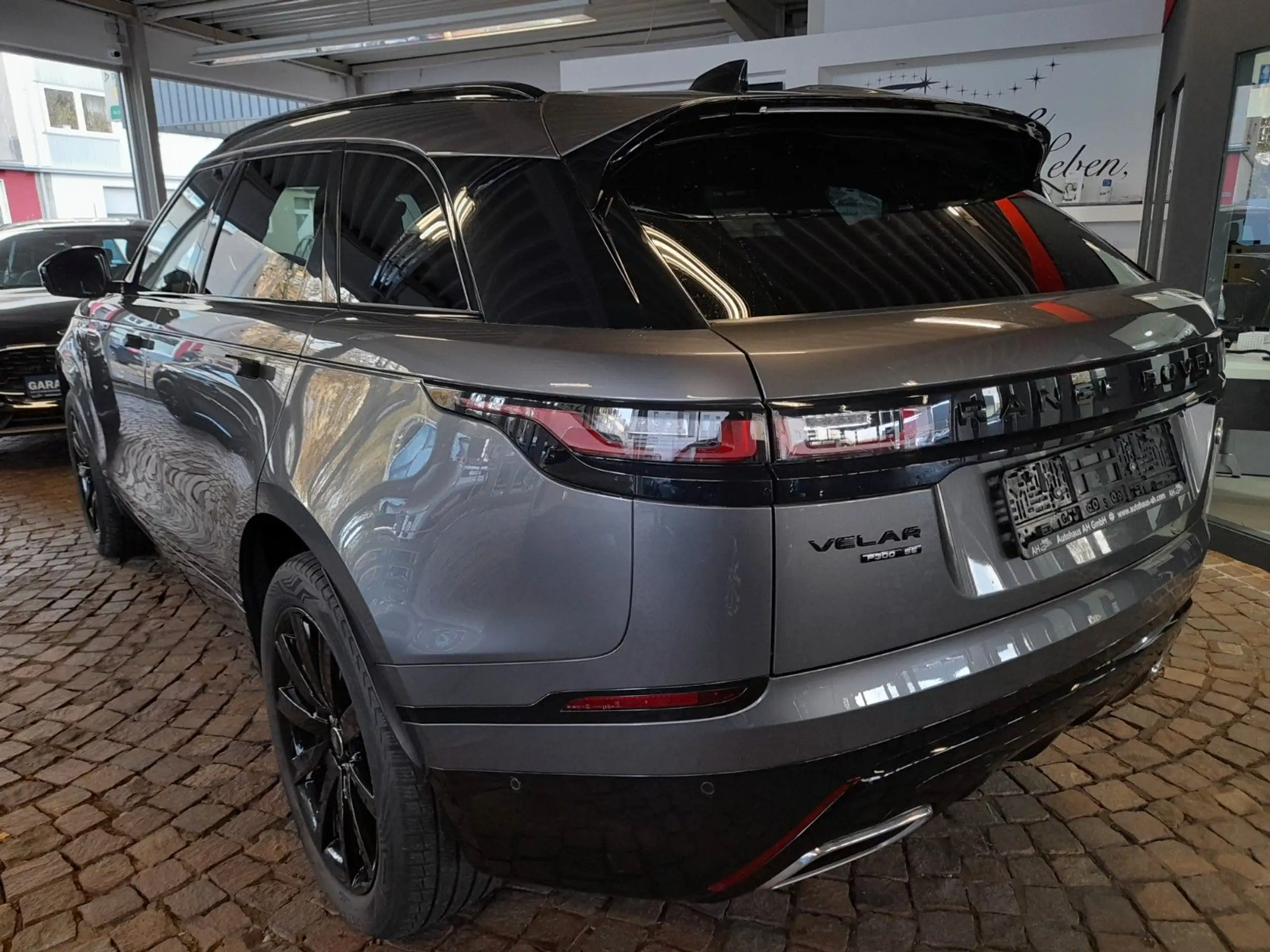 Land Rover - Range Rover Velar