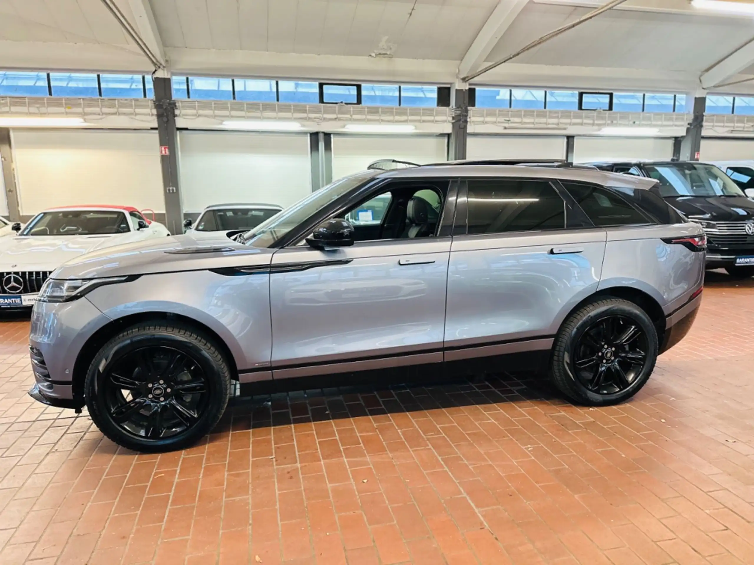 Land Rover - Range Rover Velar