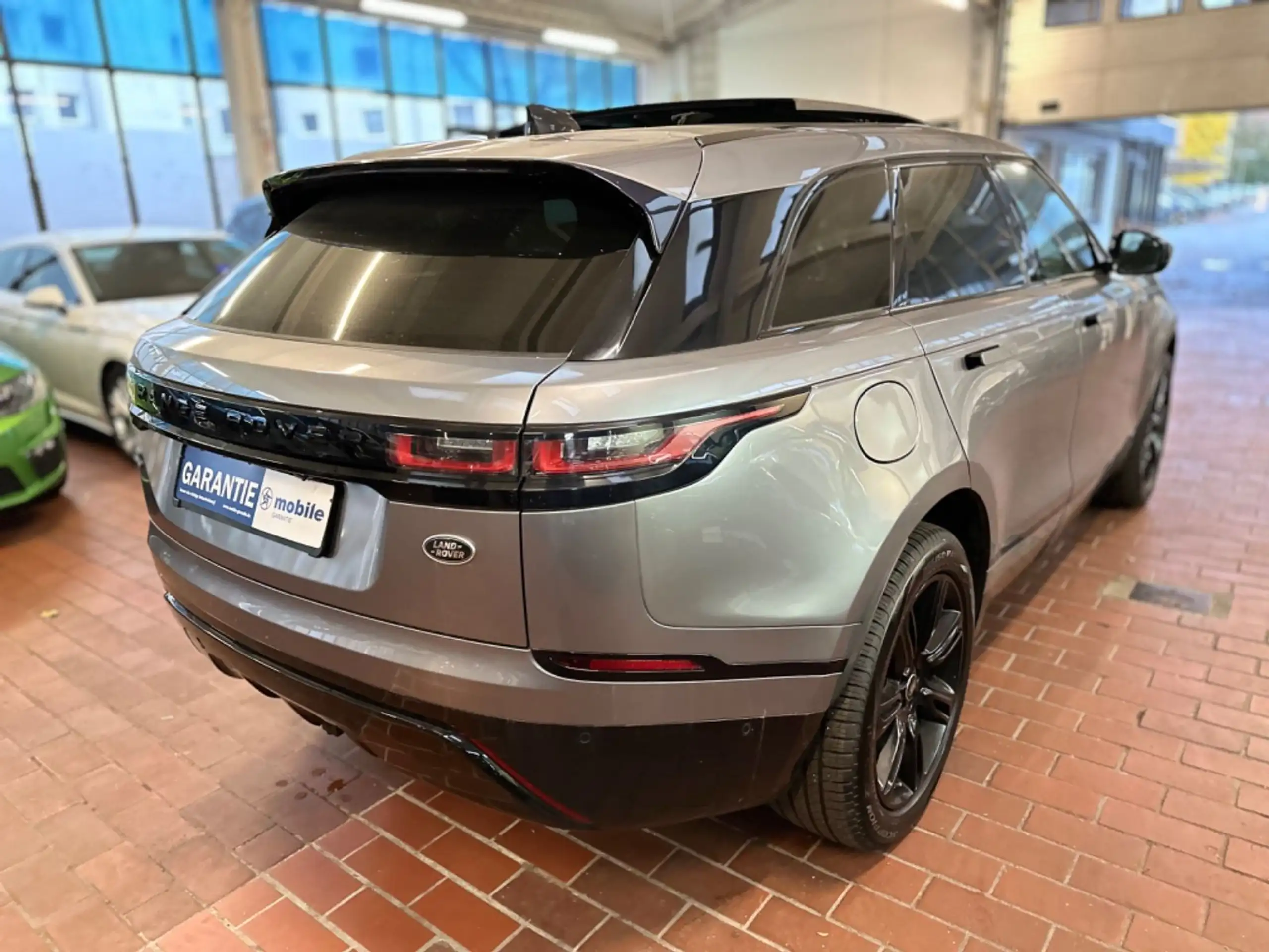 Land Rover - Range Rover Velar