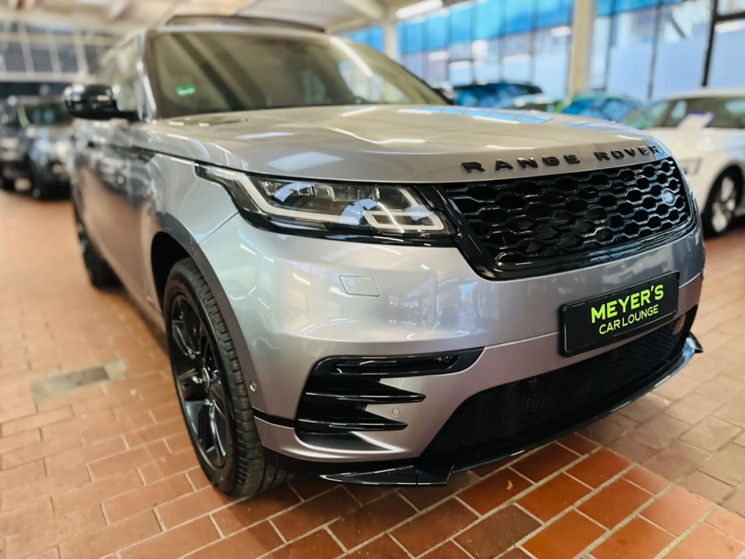 Land Rover - Range Rover Velar