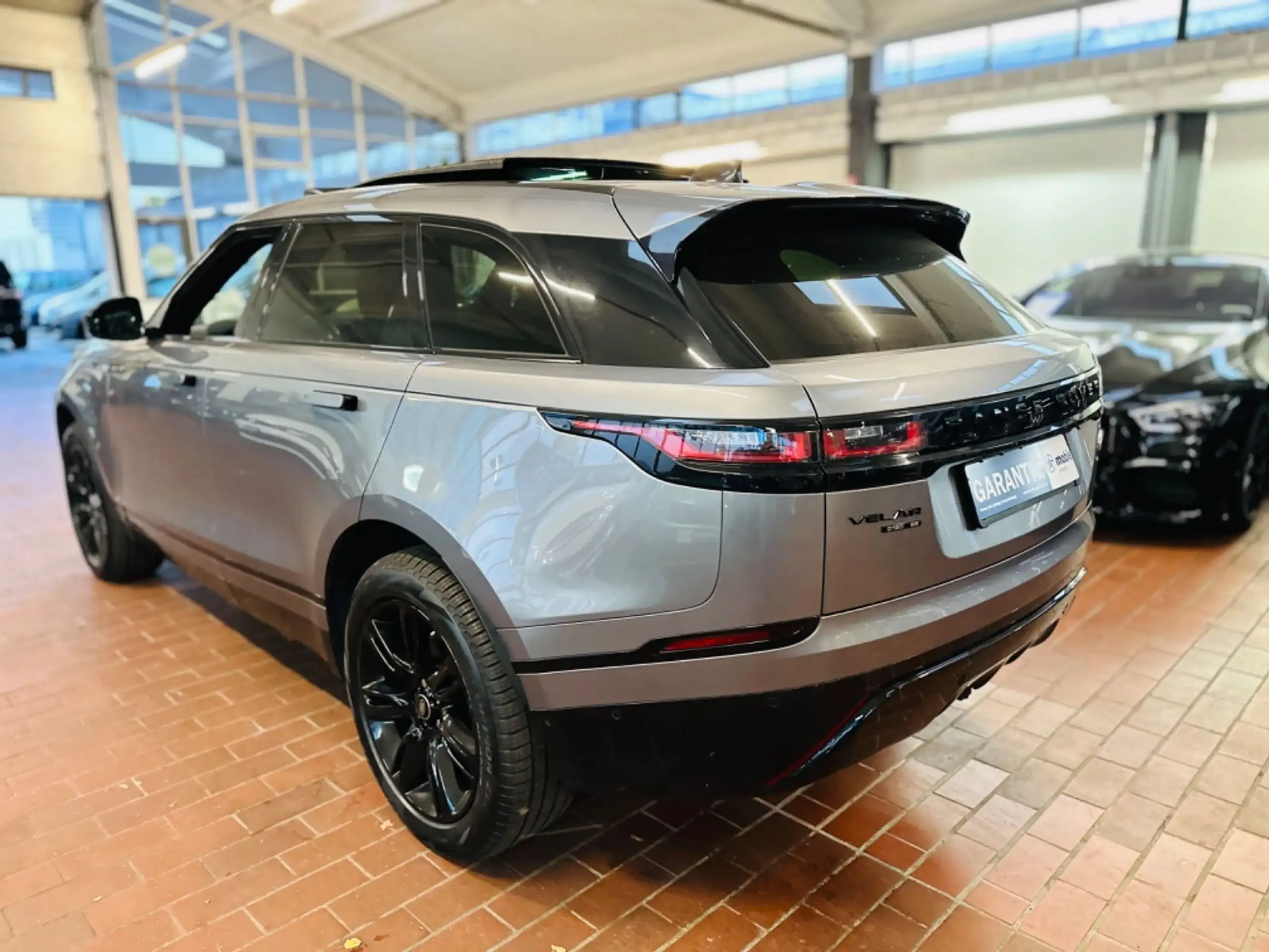 Land Rover - Range Rover Velar