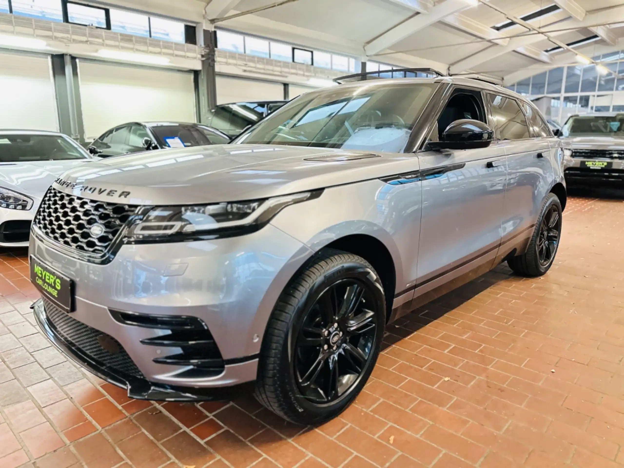 Land Rover - Range Rover Velar