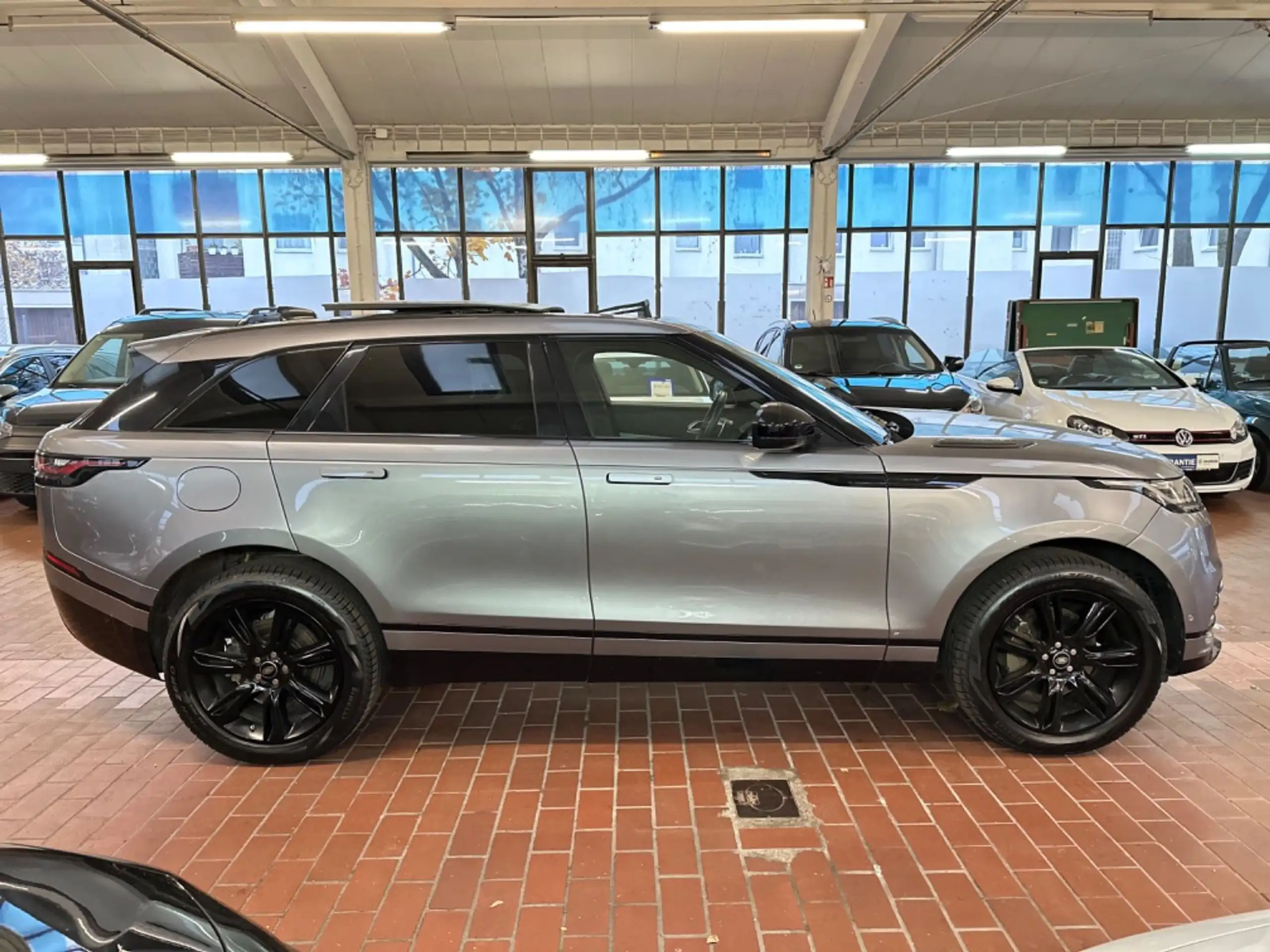 Land Rover - Range Rover Velar