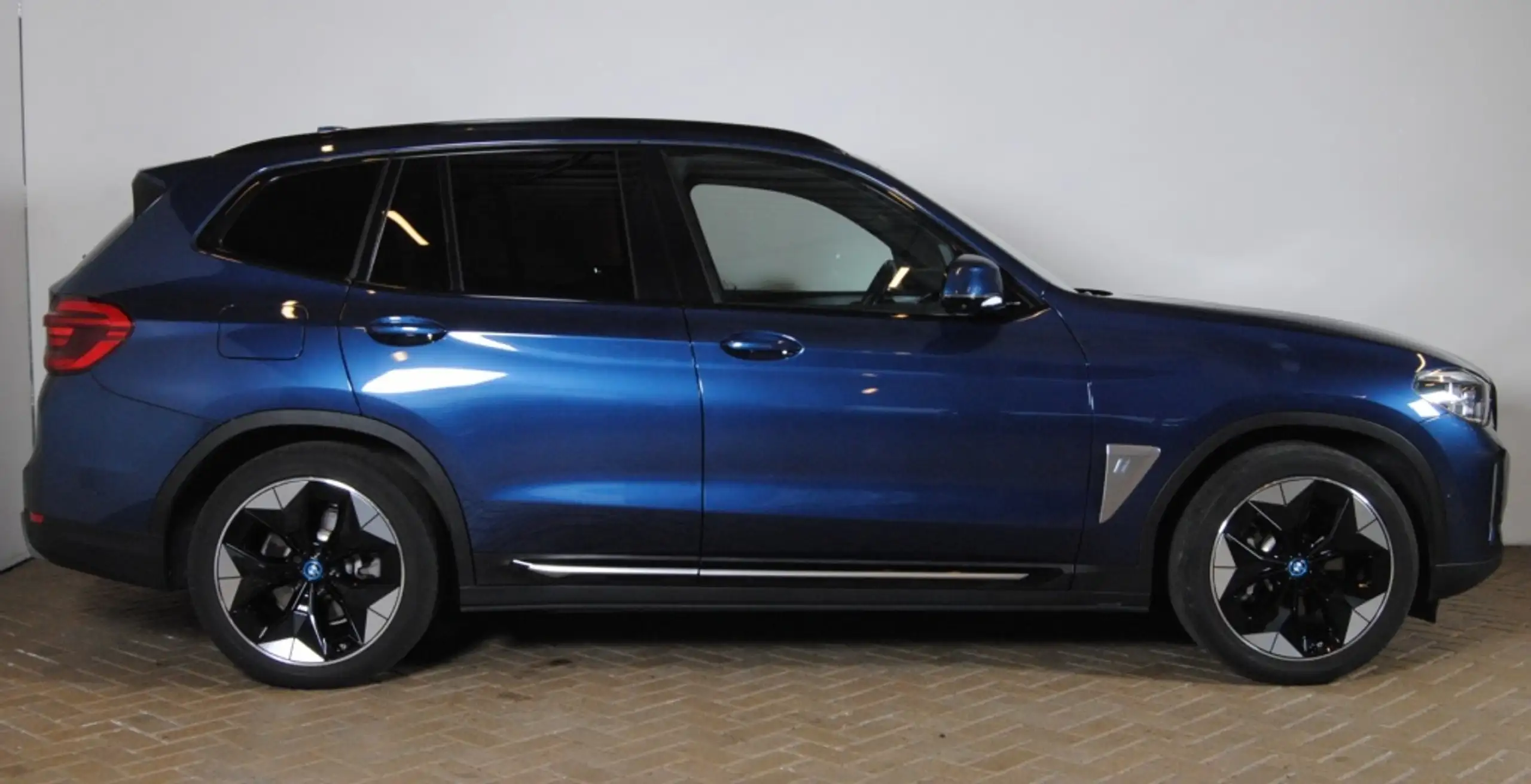 BMW - iX3