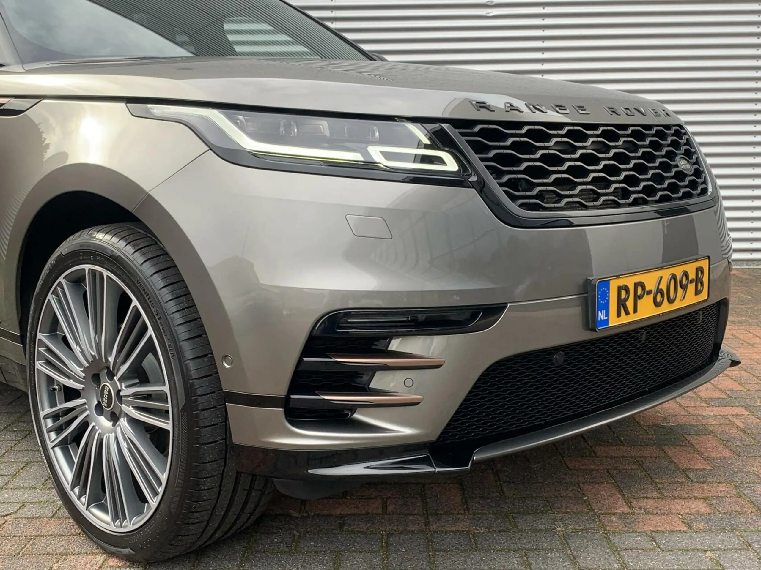 Land Rover - Range Rover Velar