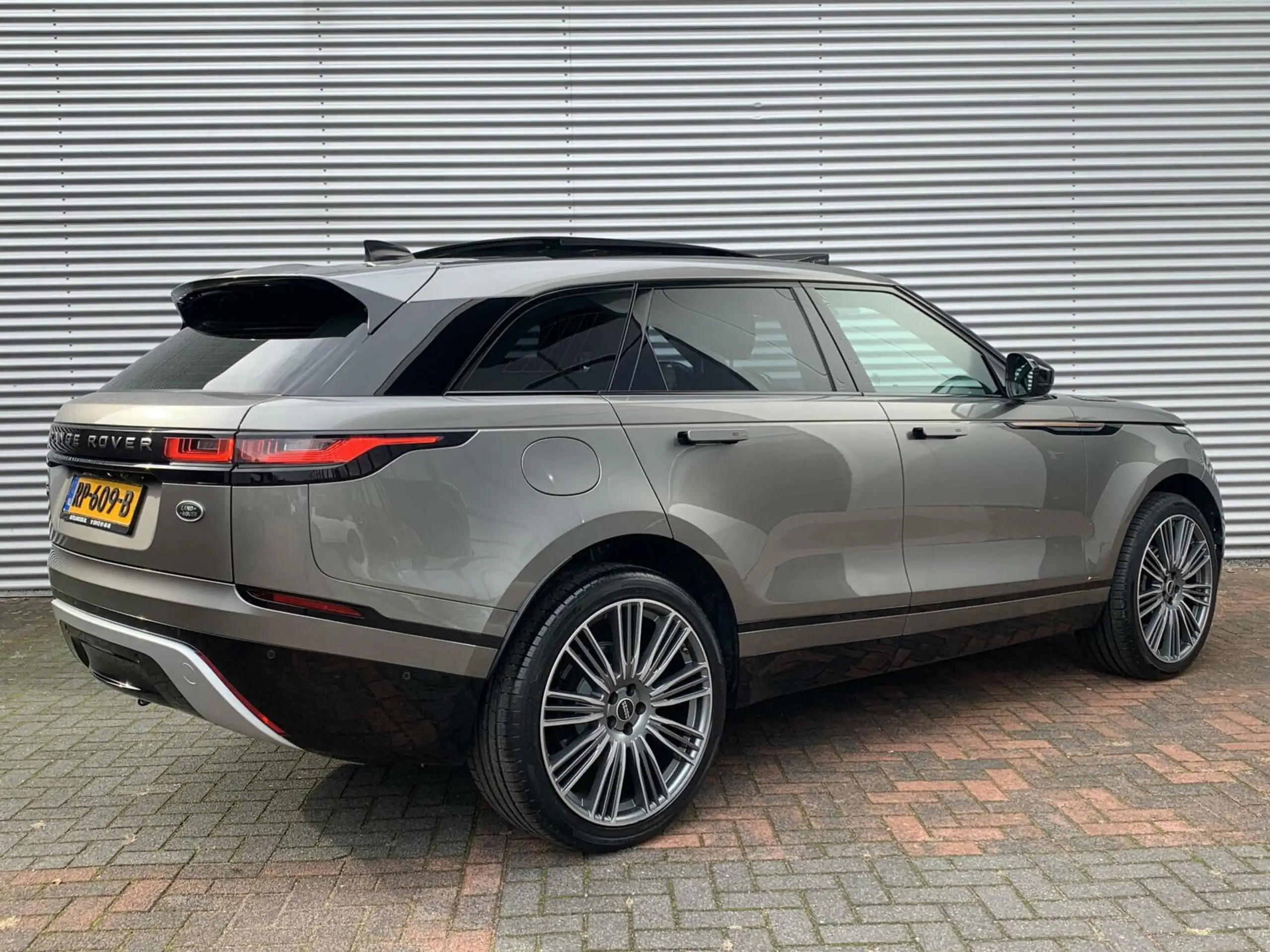 Land Rover - Range Rover Velar