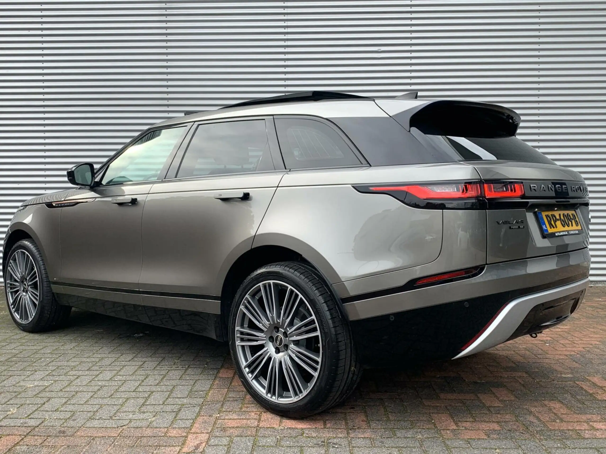 Land Rover - Range Rover Velar