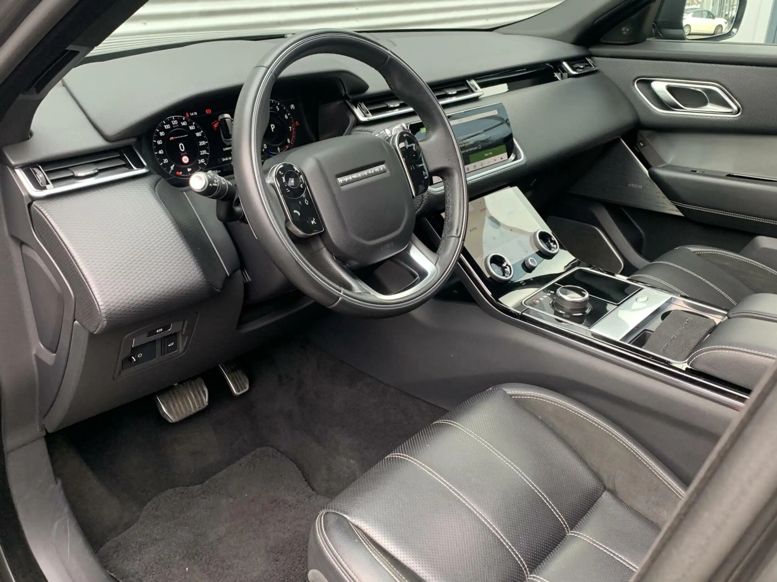 Land Rover - Range Rover Velar