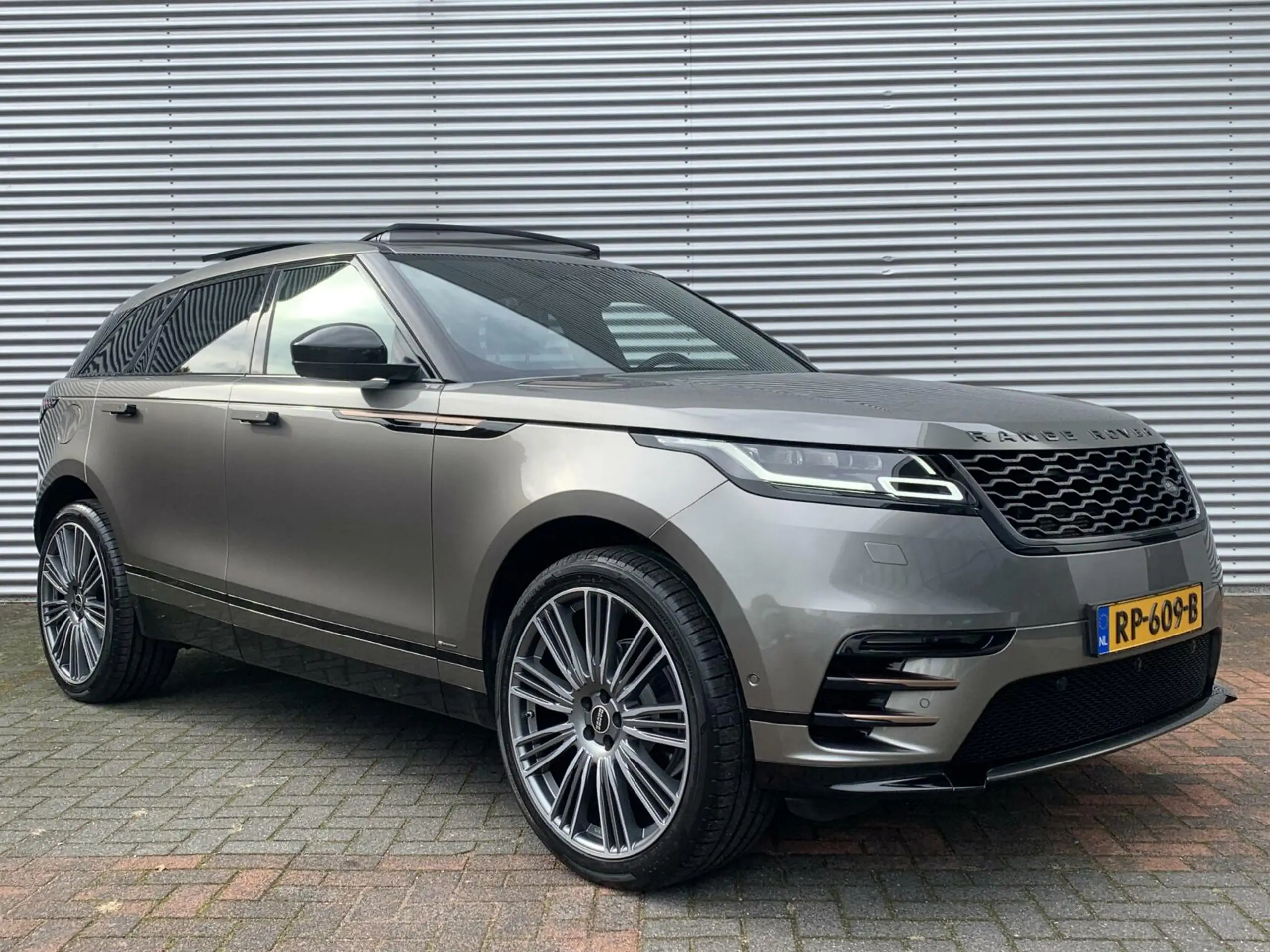 Land Rover - Range Rover Velar