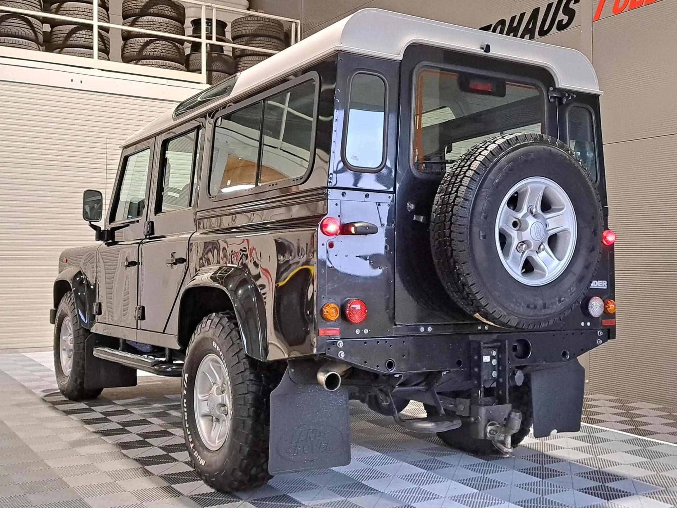 Land Rover - Defender