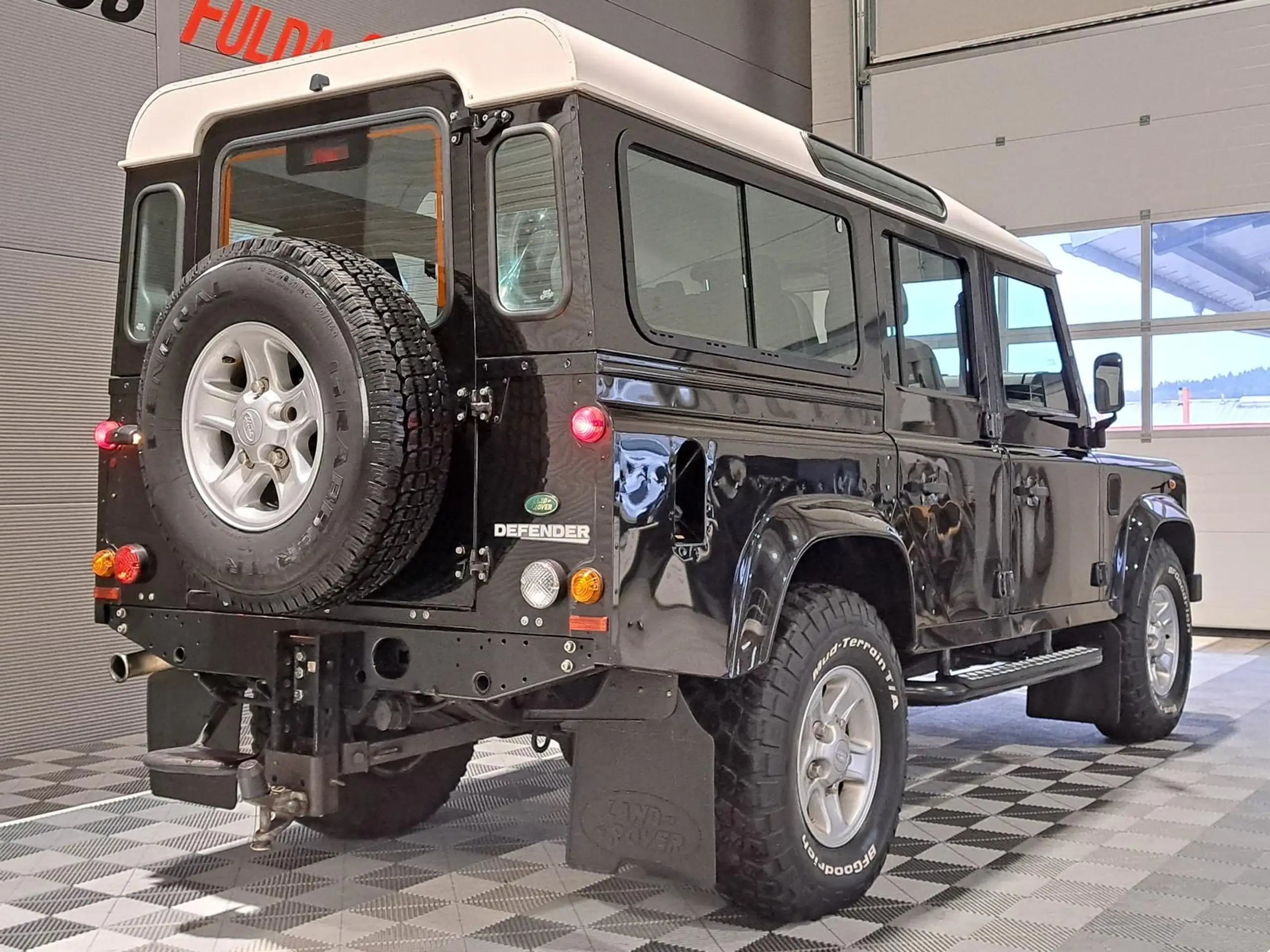 Land Rover - Defender