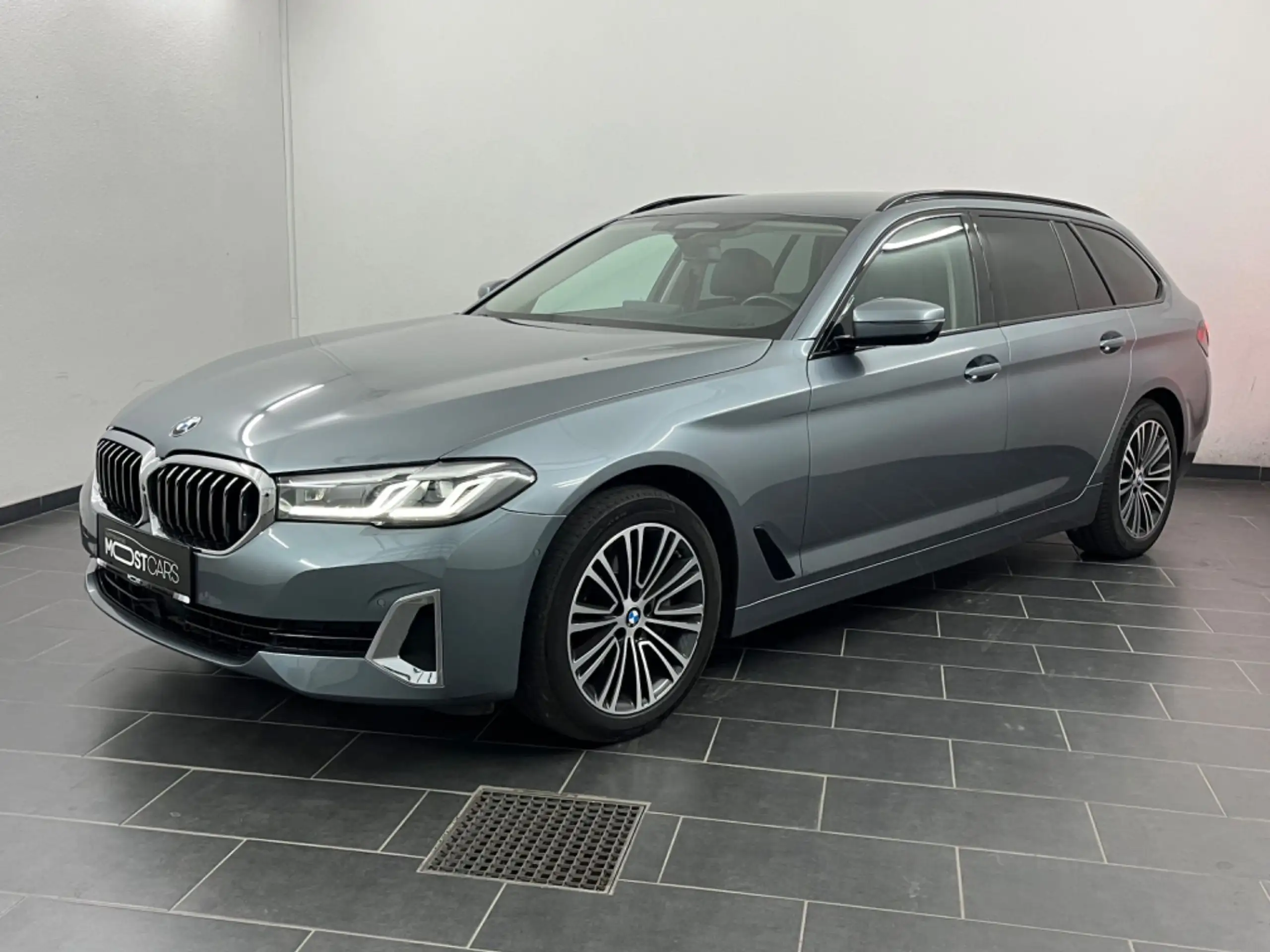 BMW - 530