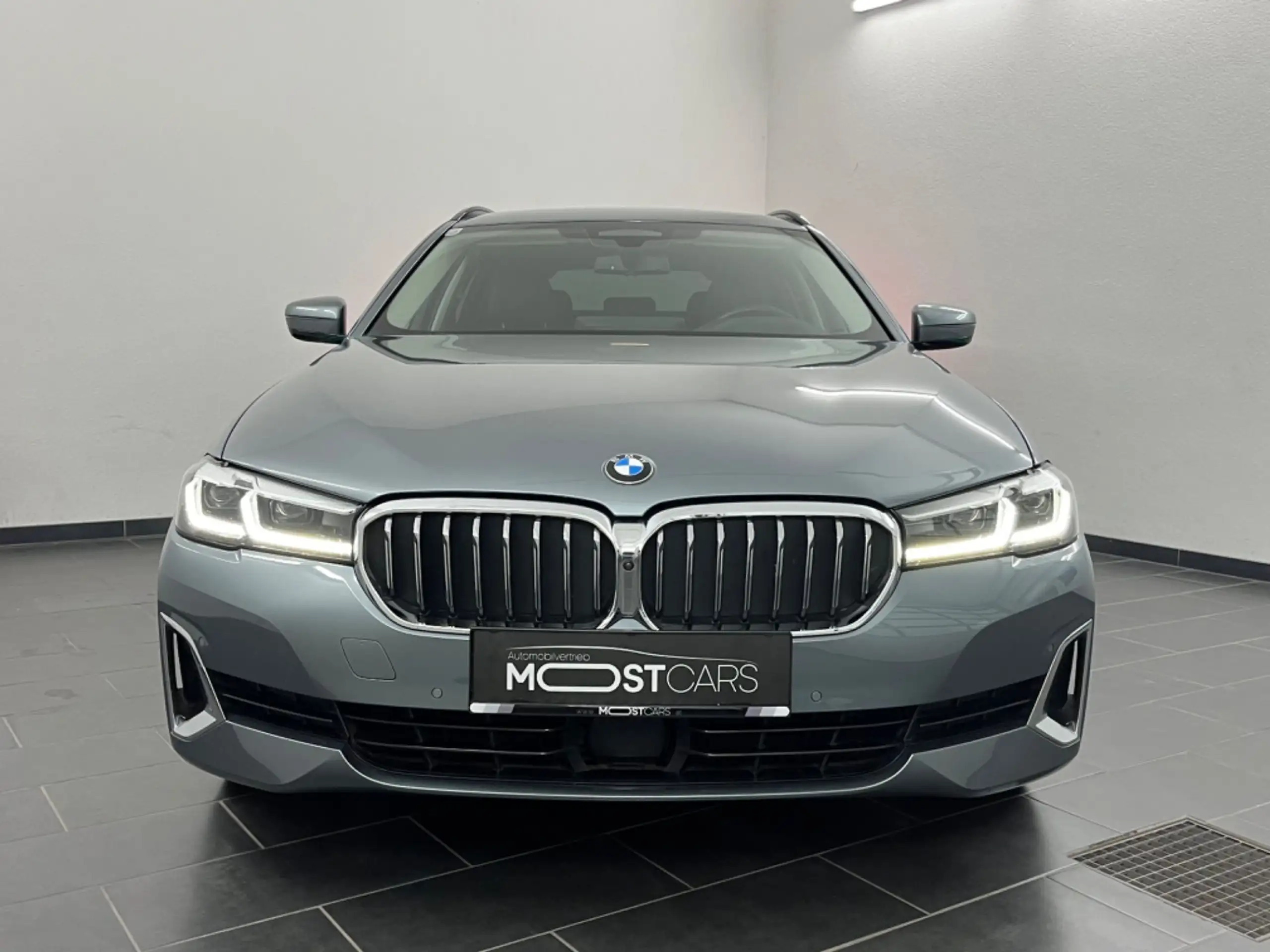 BMW - 530