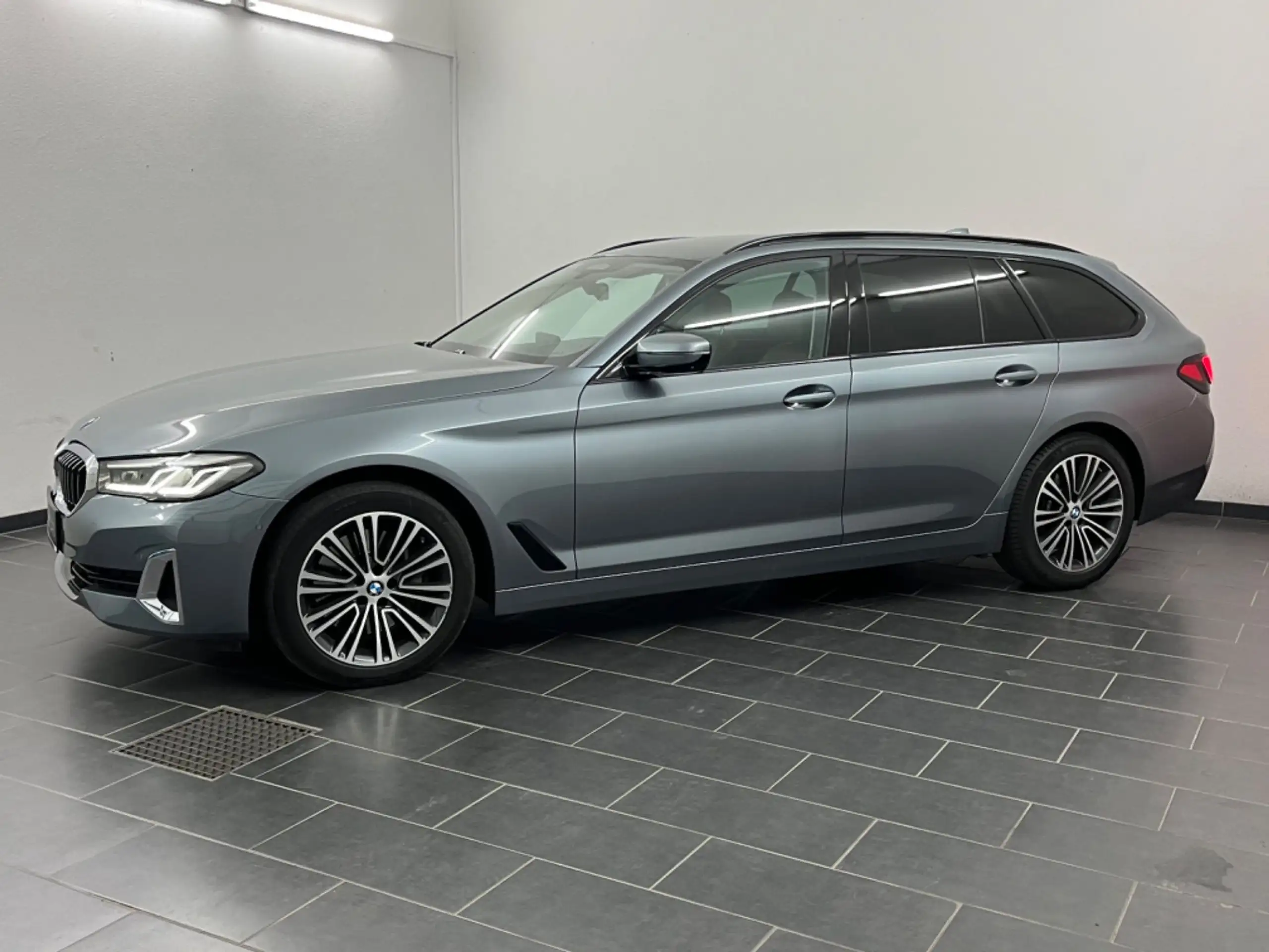 BMW - 530