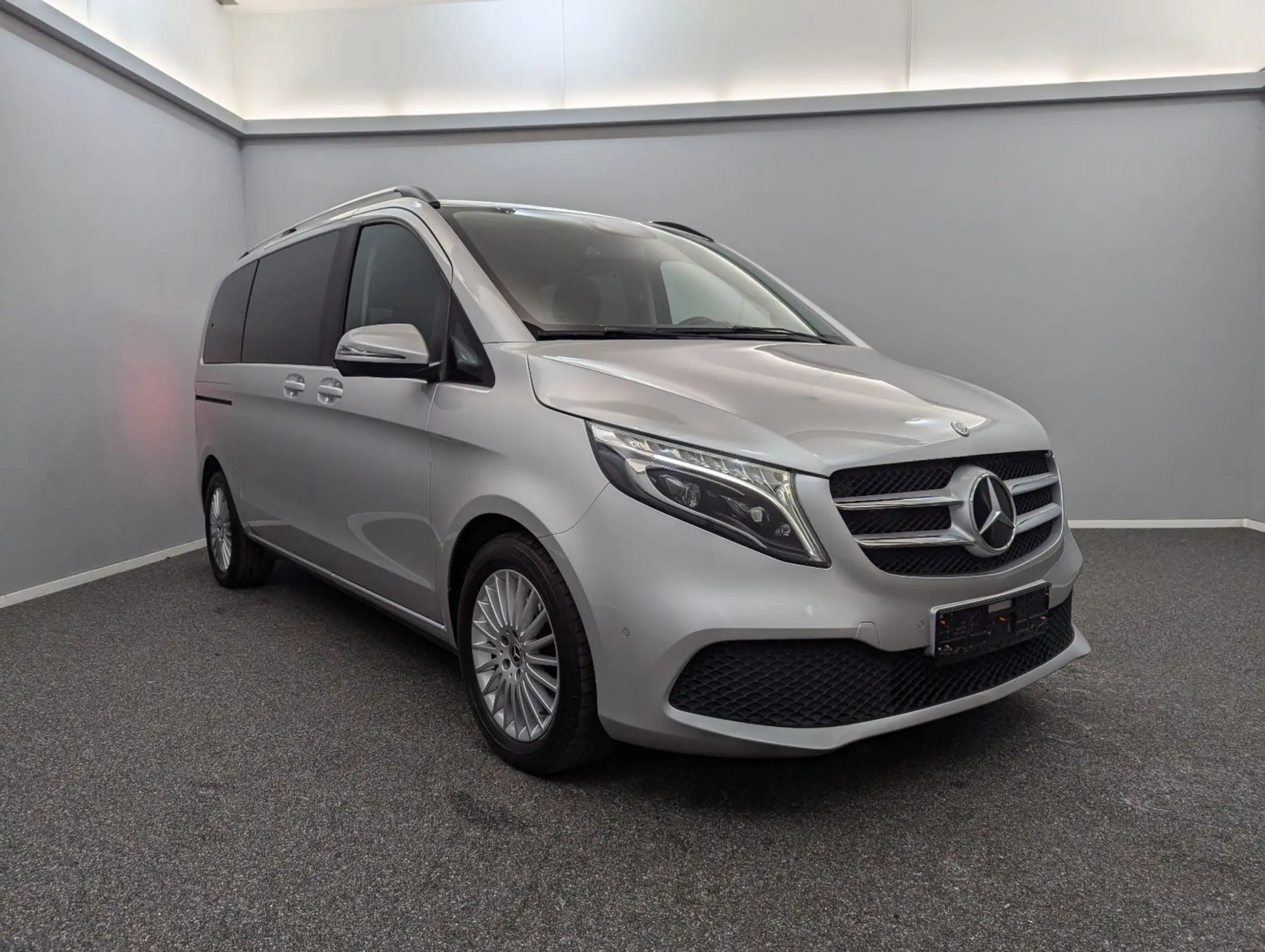 Mercedes-Benz - V 220