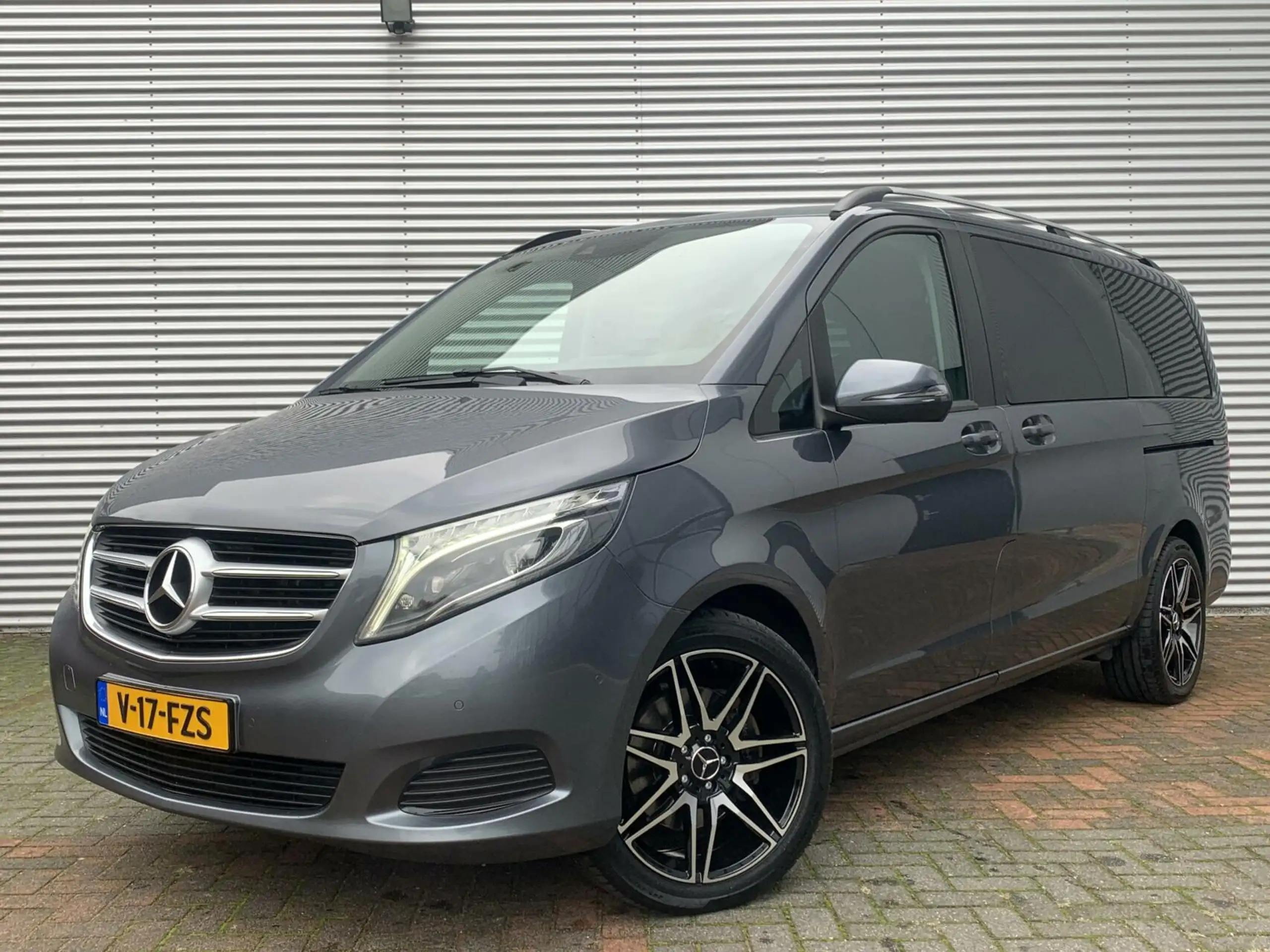 Mercedes-Benz - V 250