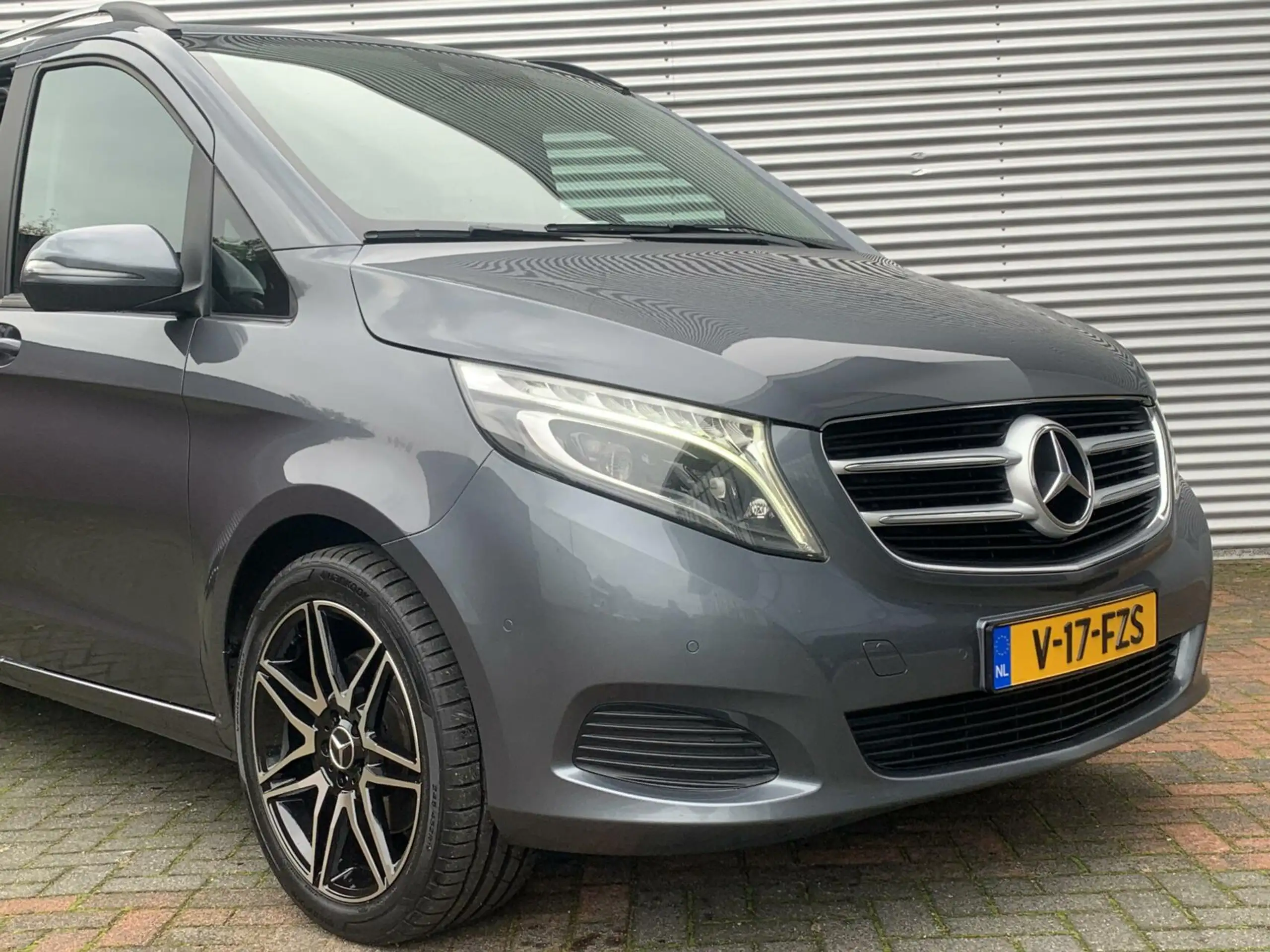 Mercedes-Benz - V 250