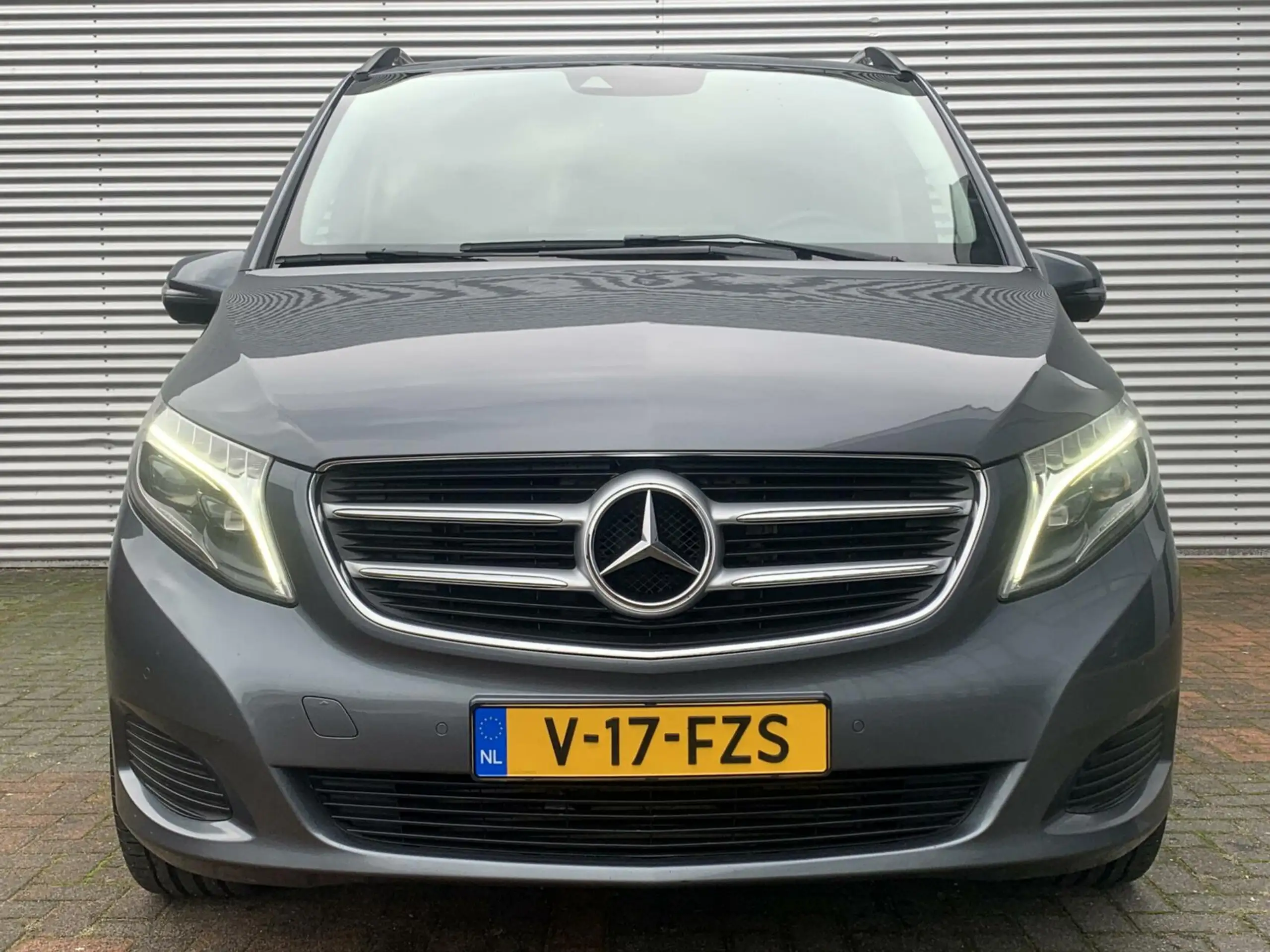 Mercedes-Benz - V 250