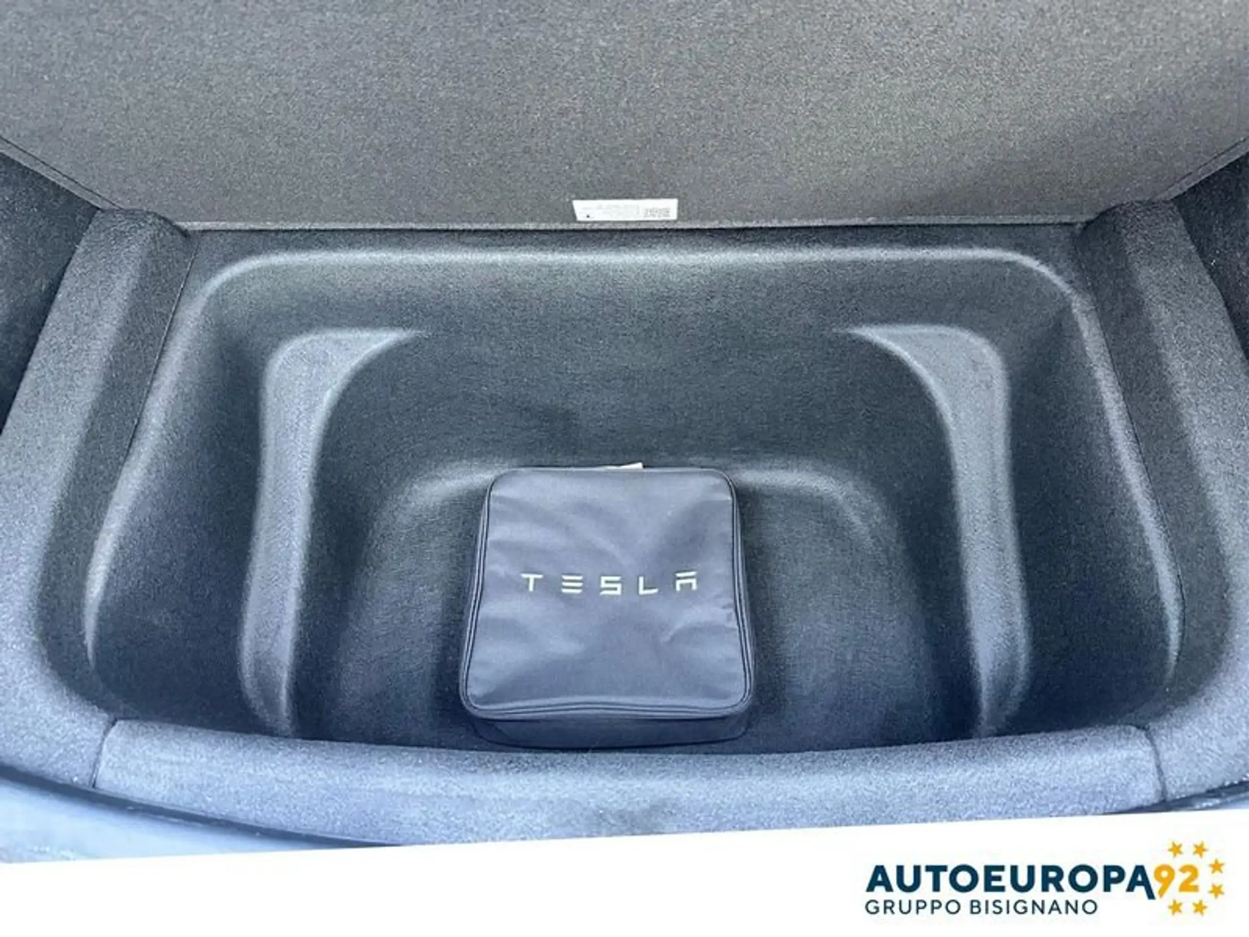 Tesla - Model Y