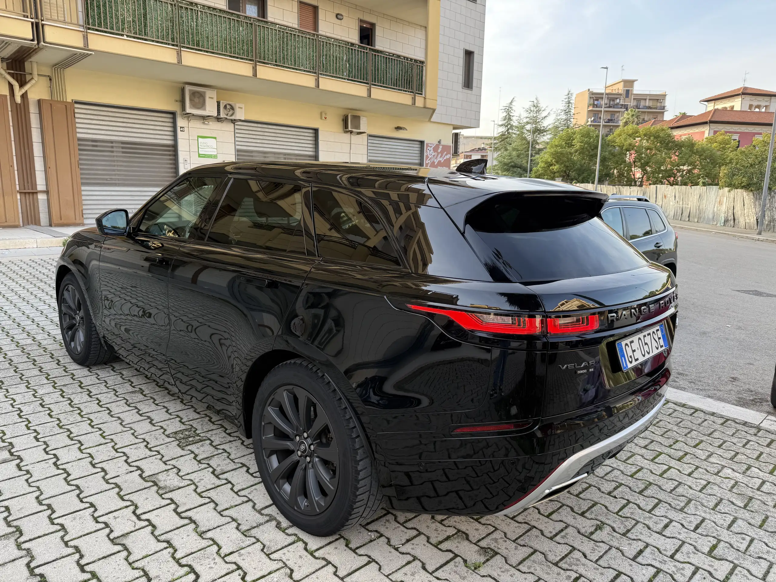 Land Rover - Range Rover Velar