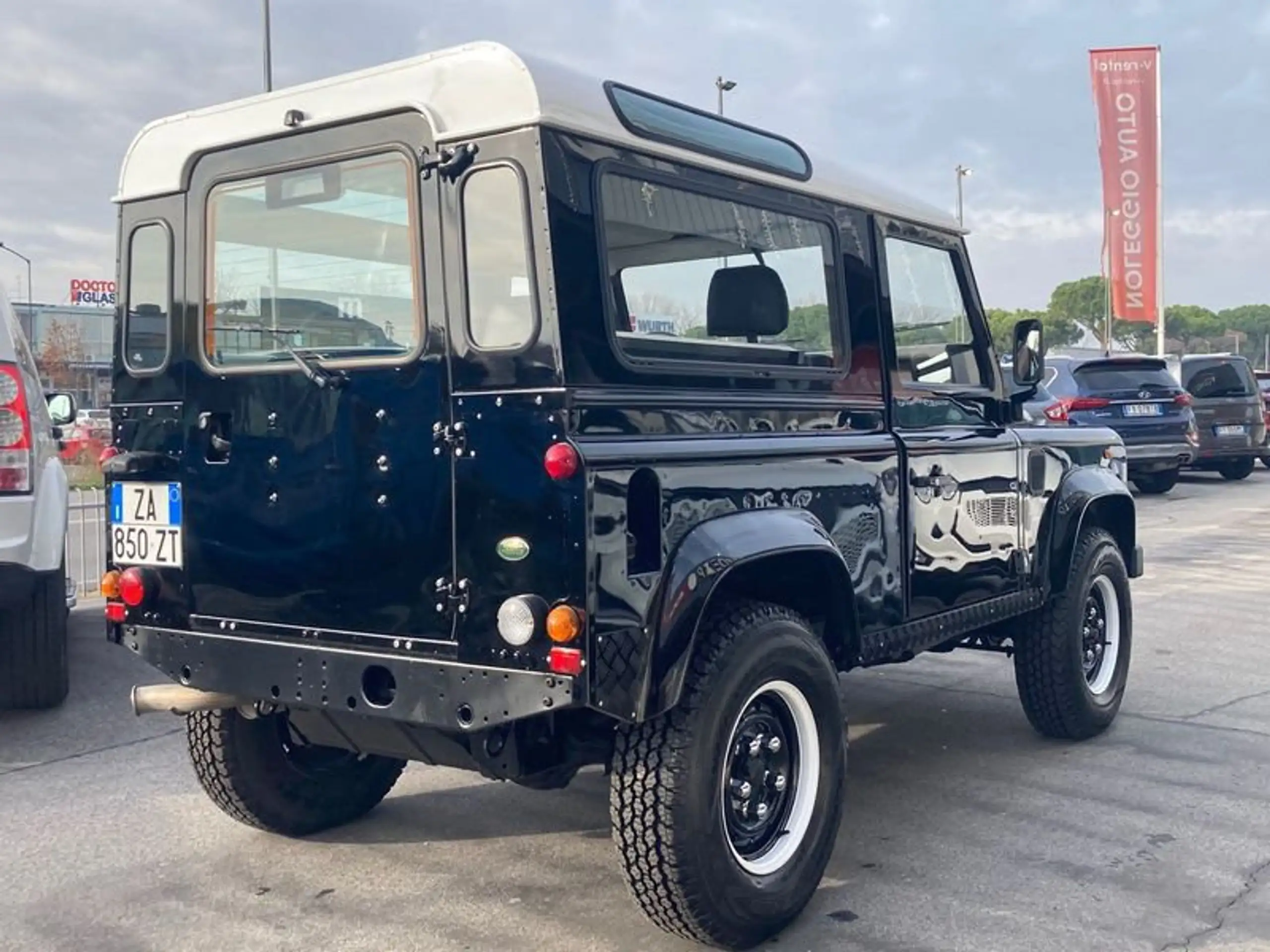 Land Rover - Defender